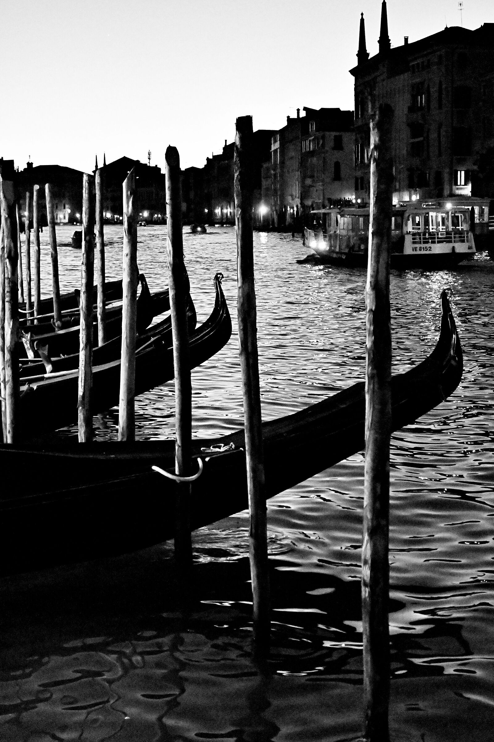 Gondole fra i pali di ormeggio