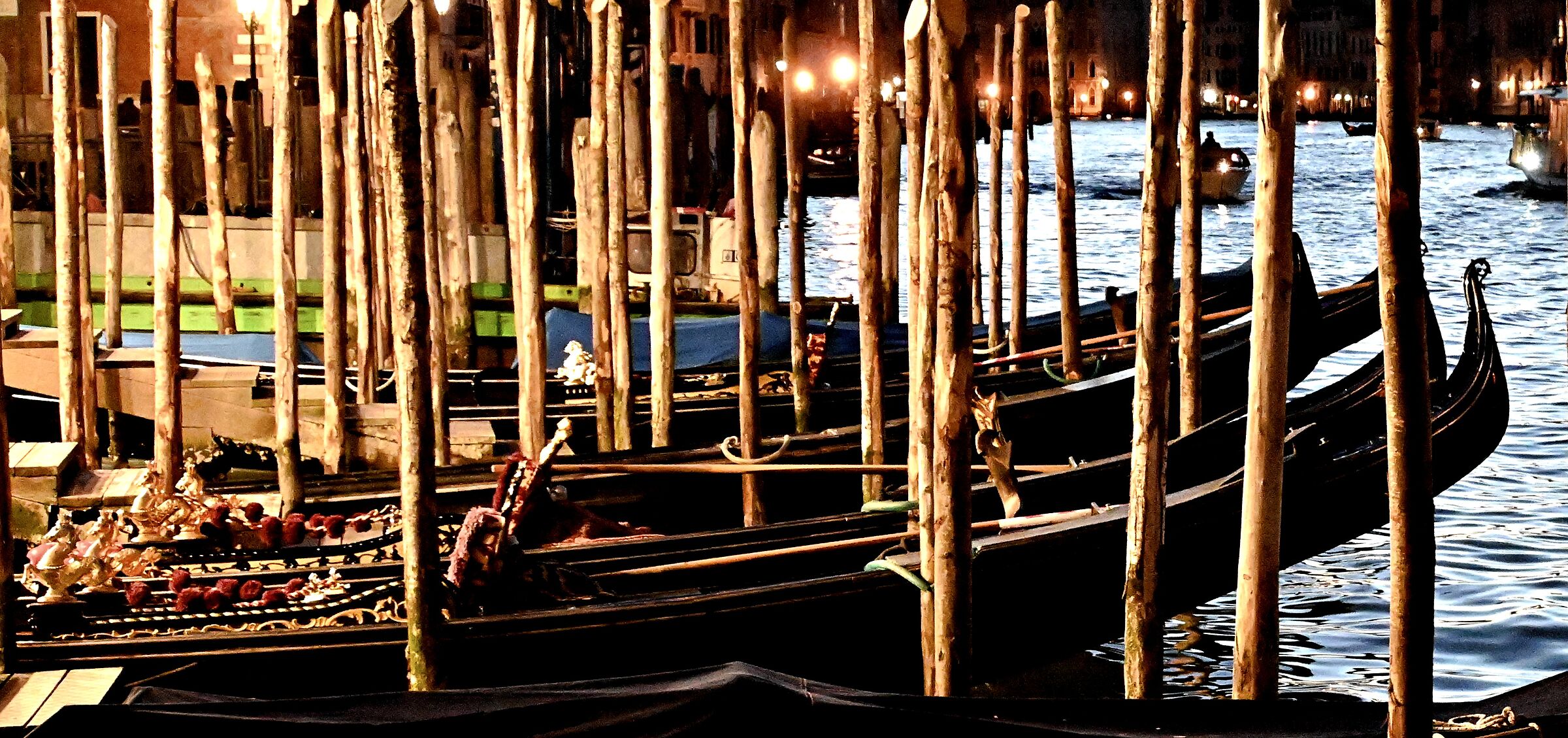 Gondole fra i pali di ormeggio