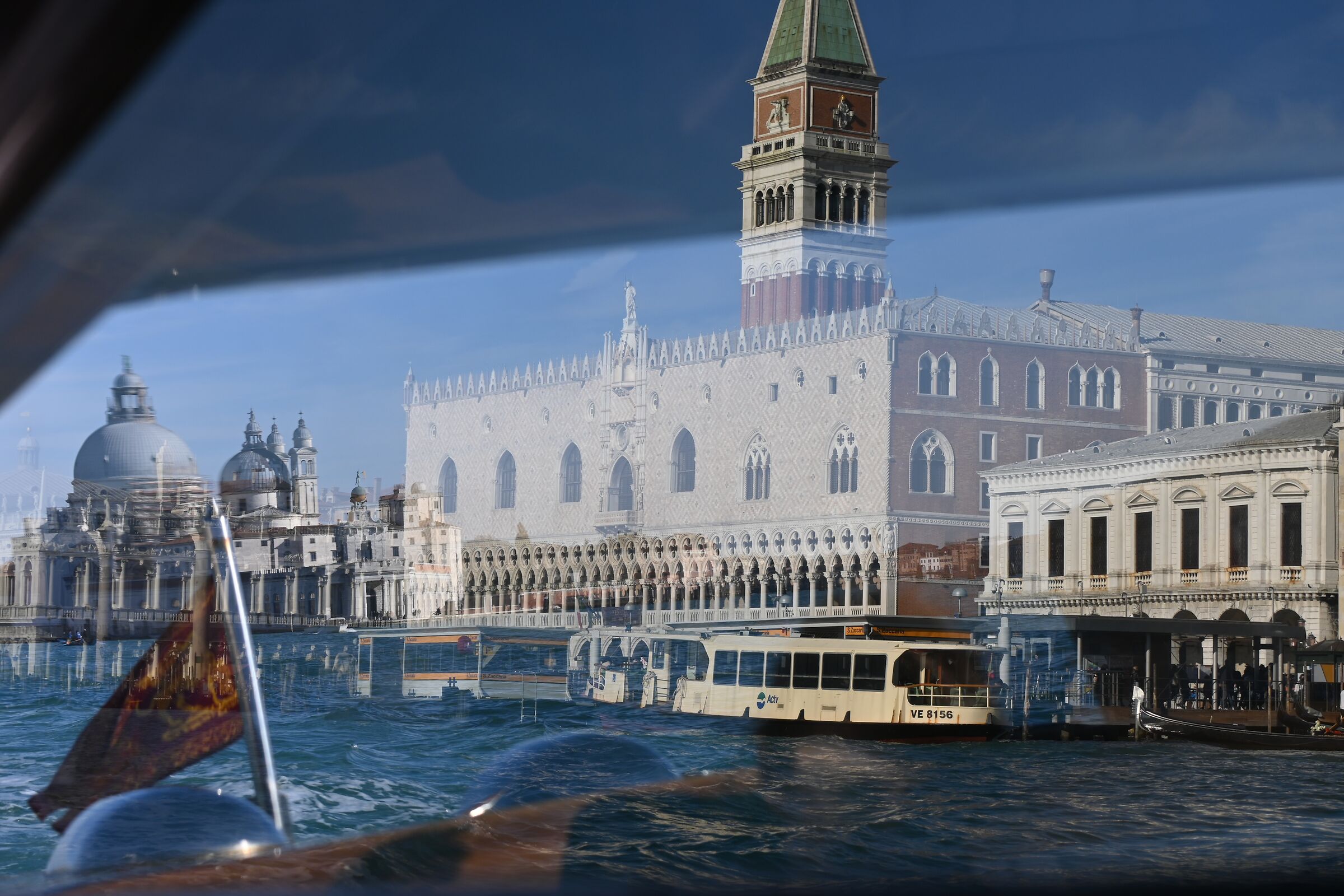 Riflesso nel vetro del motoscafo