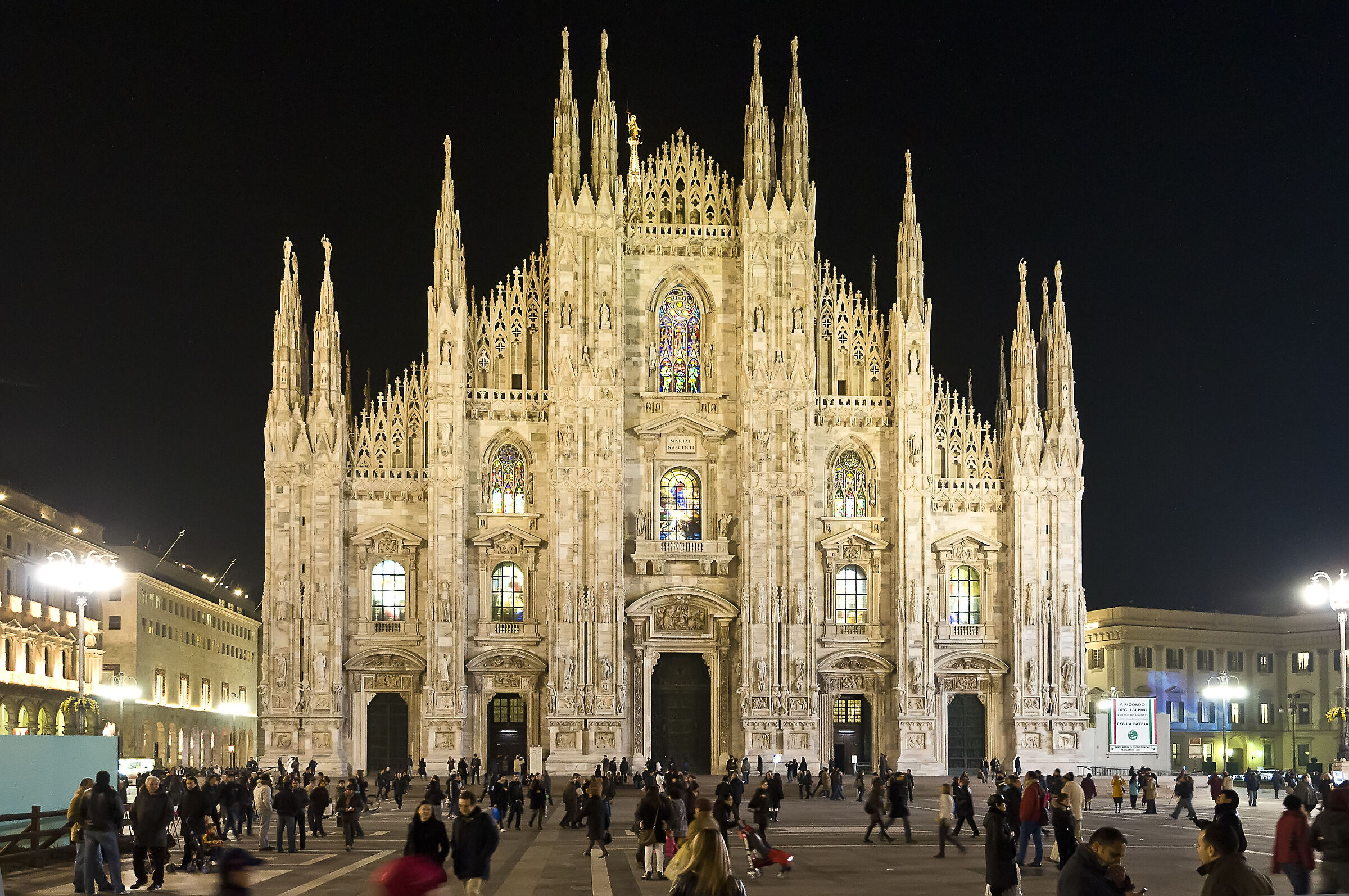 Milan piazza duomo by night
