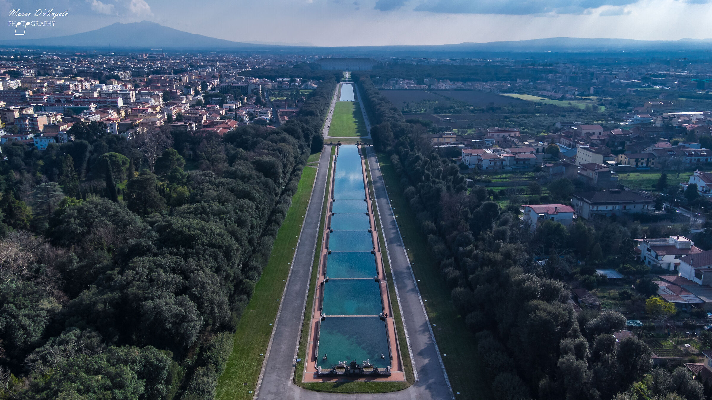Reggia di Caserta e Vesuvio