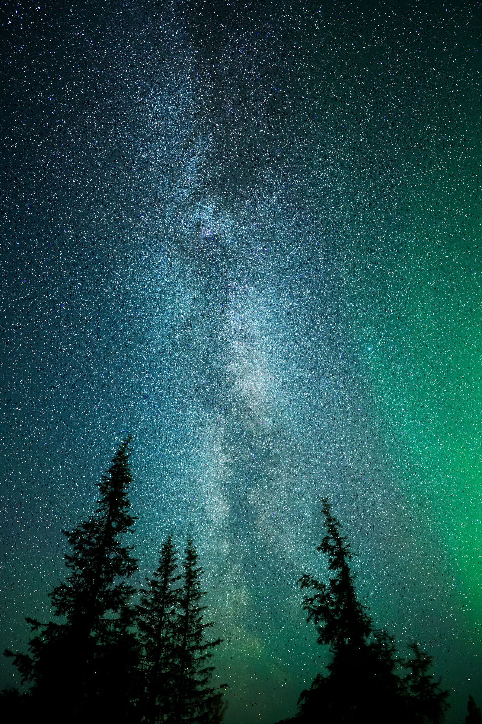 La via lattea e l'aurora