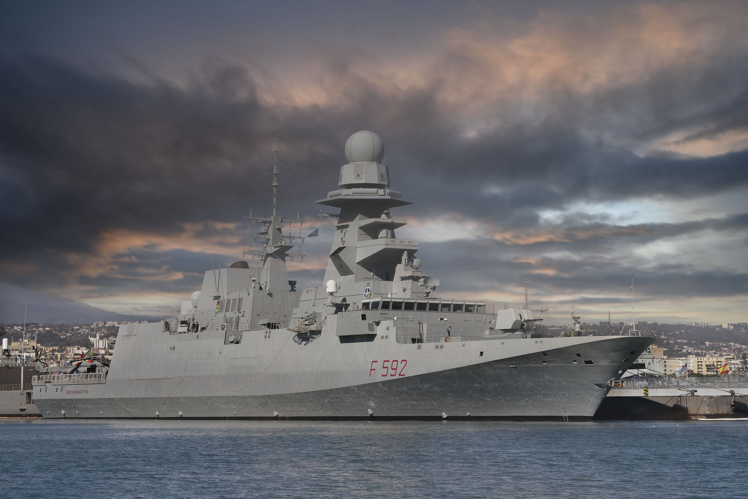 Nave militare al Porto di Catania