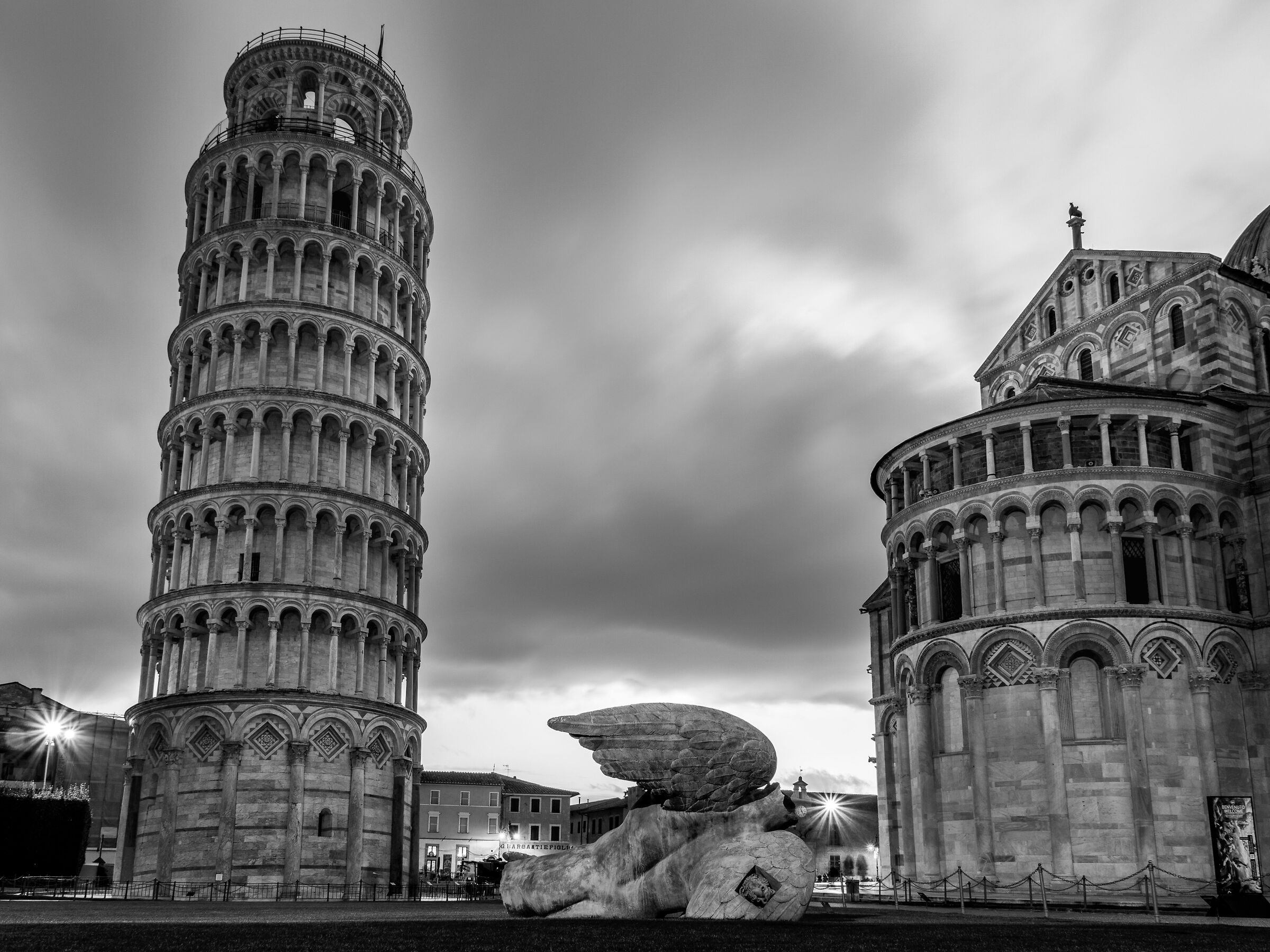 L'Angelo Caduto di Mitoraj in Piazza dei Miracoli