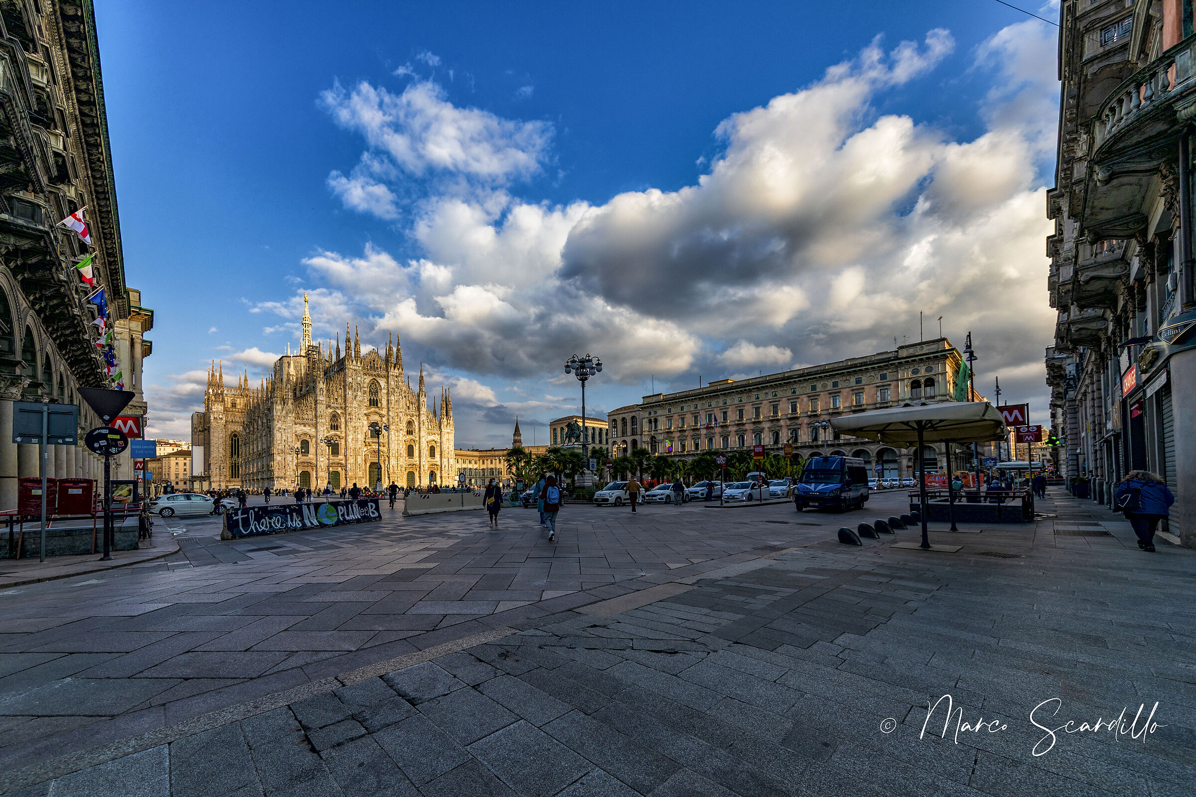 Un grande piazza - A wide square