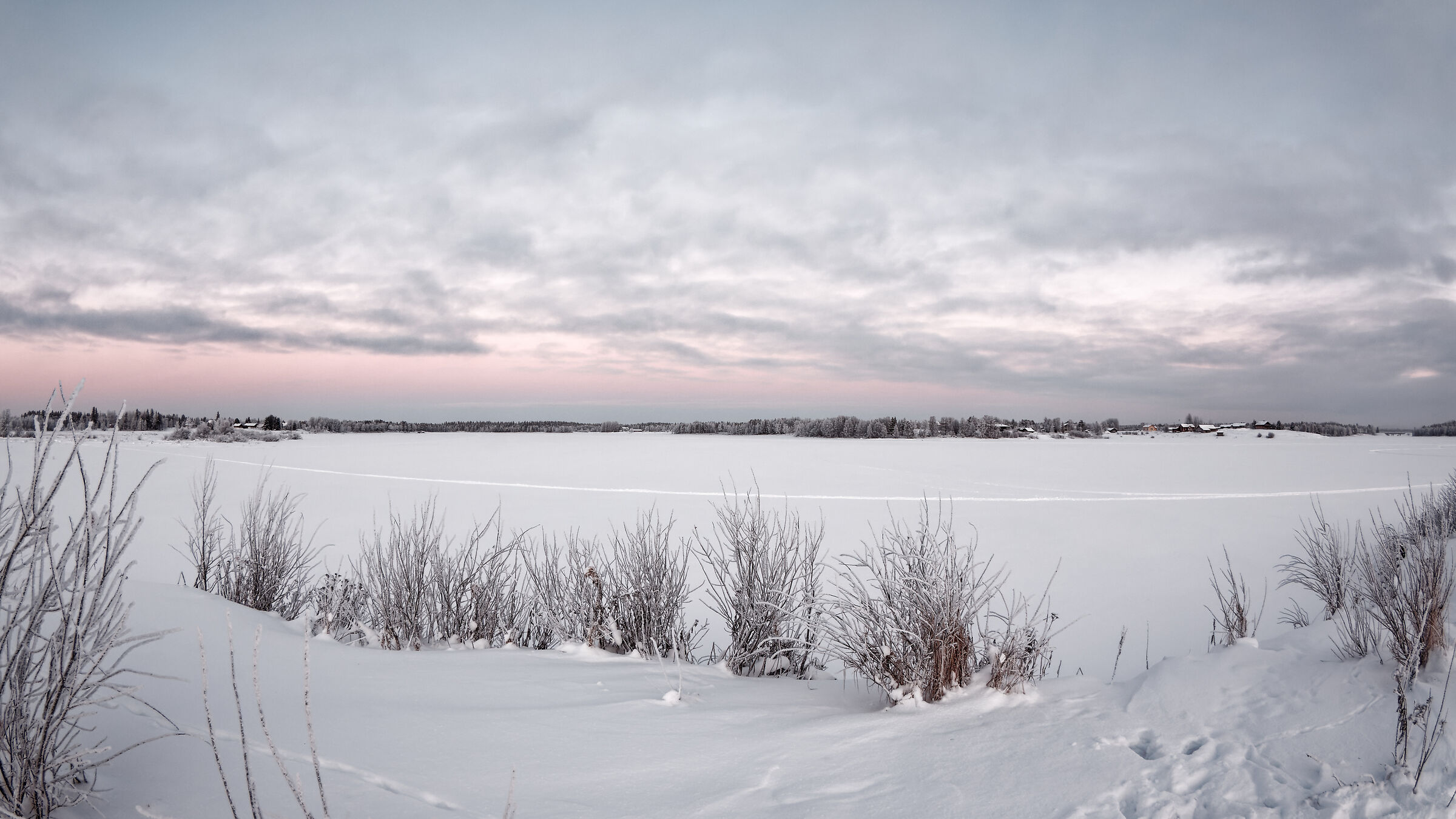 Lago innevato