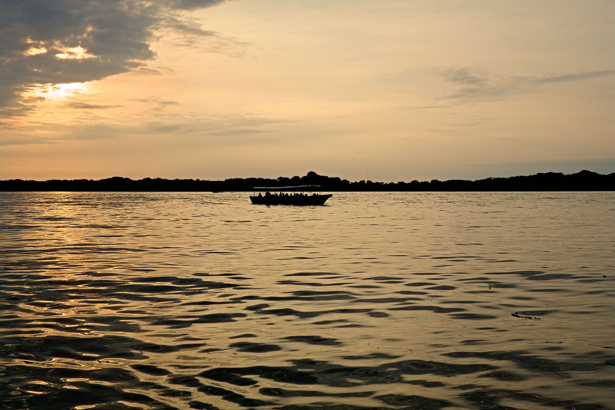 Rumbo a la isla Jambeli