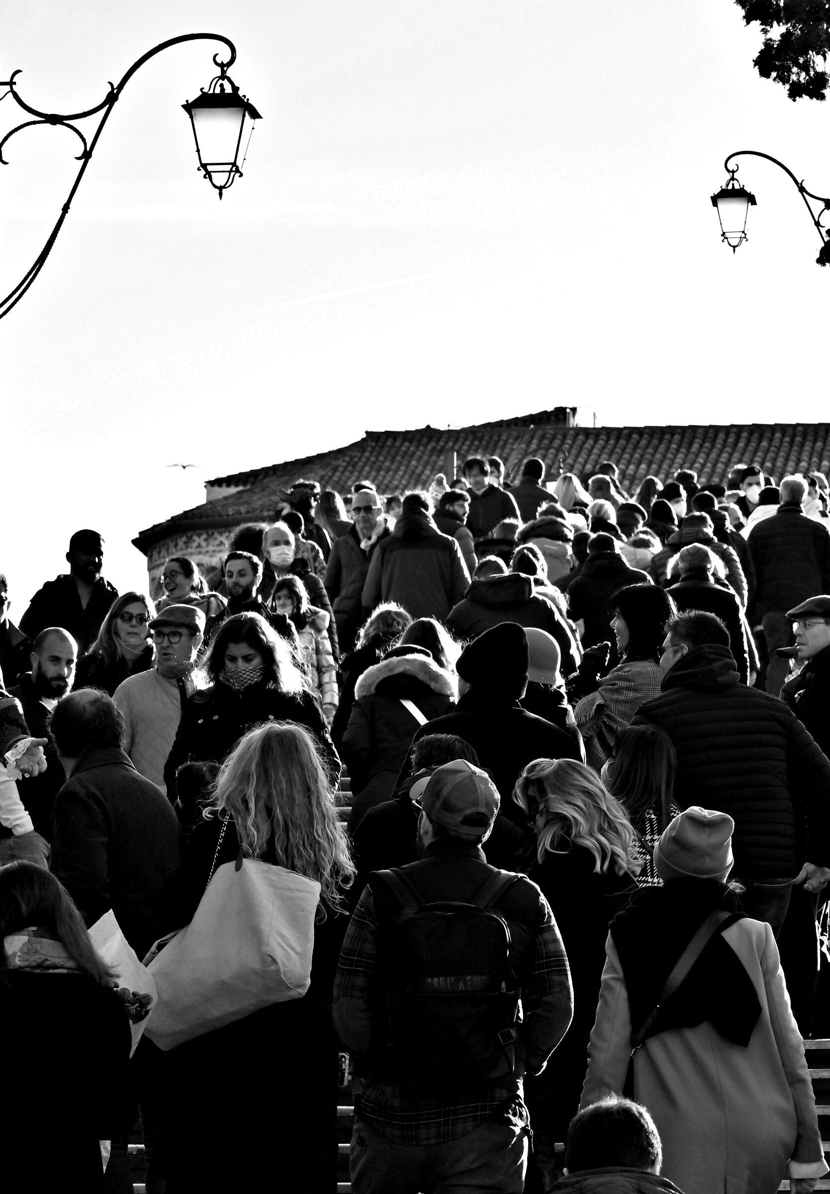 Folla sul ponte dell'Accademia a Venezia