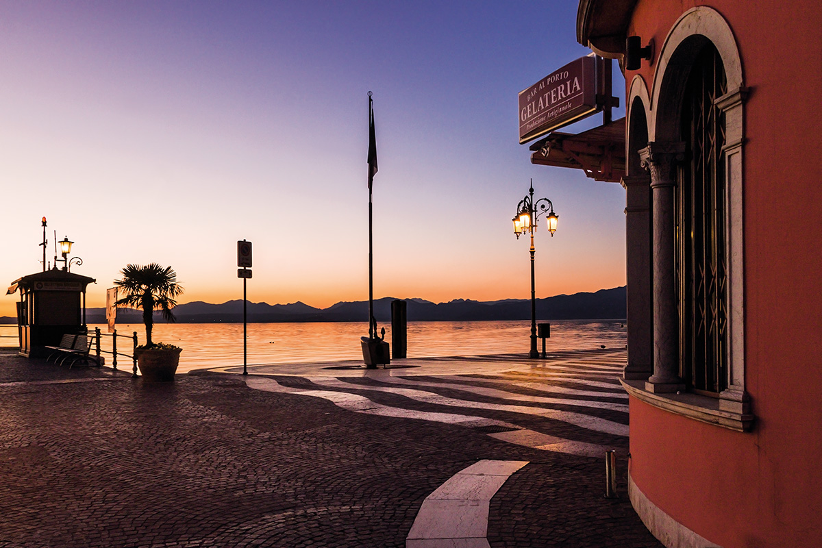 Cala la sera a Lazise