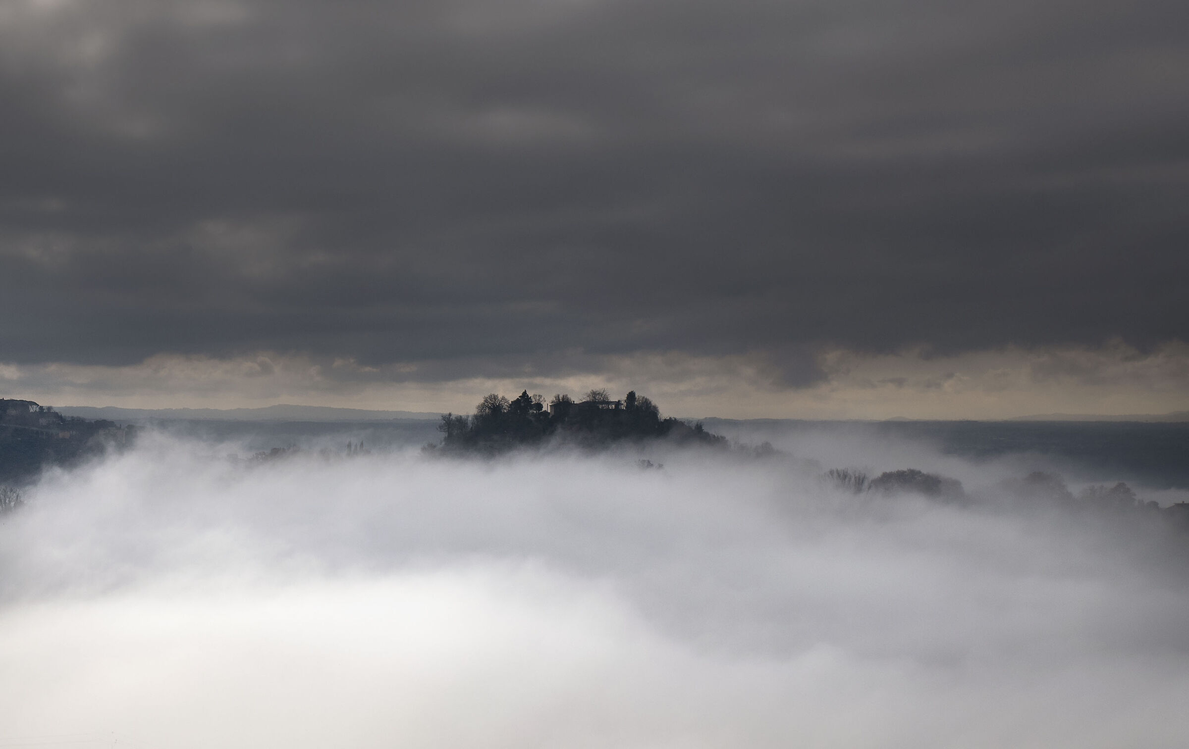 mare di nebbia e nuvole