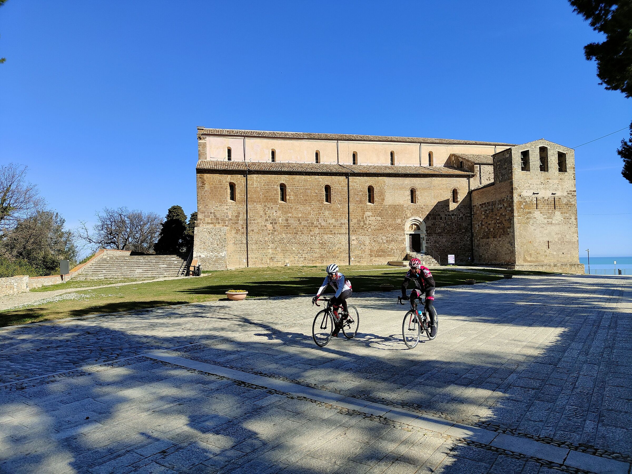 Abbazia e ciclisti