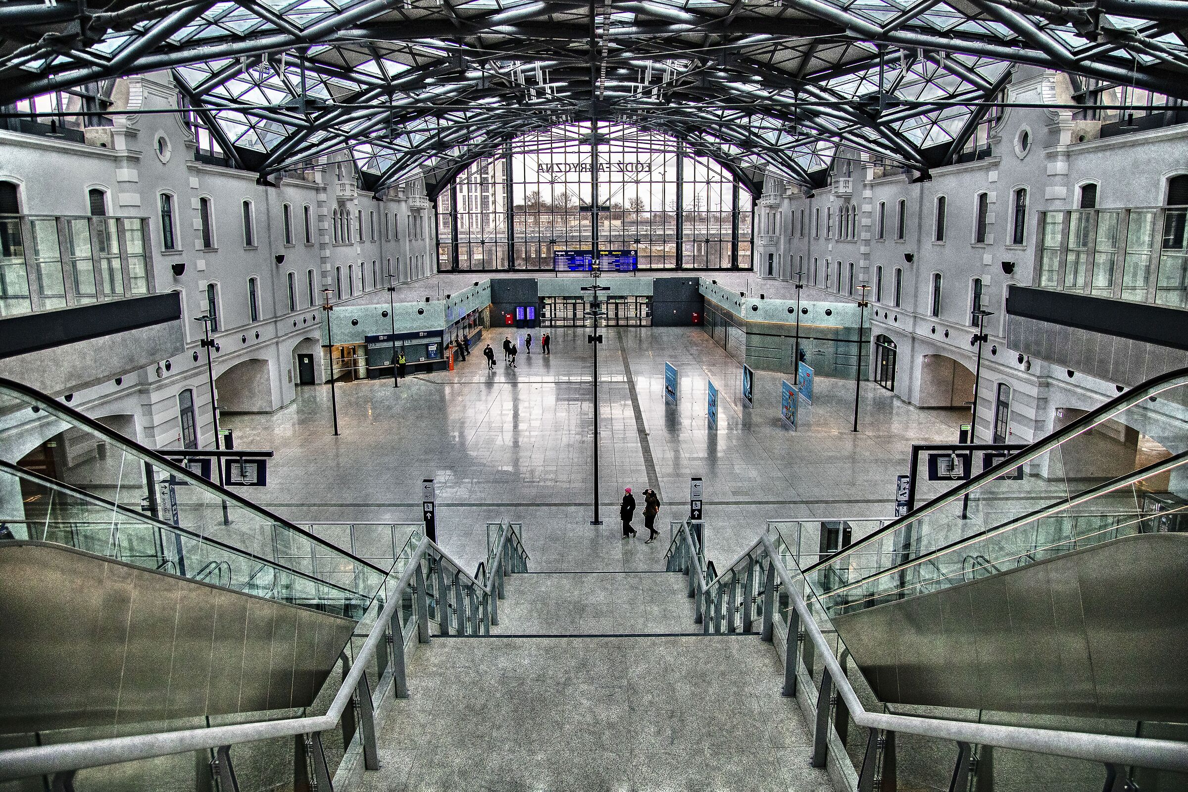 Inside central station &Lstrok;ód?