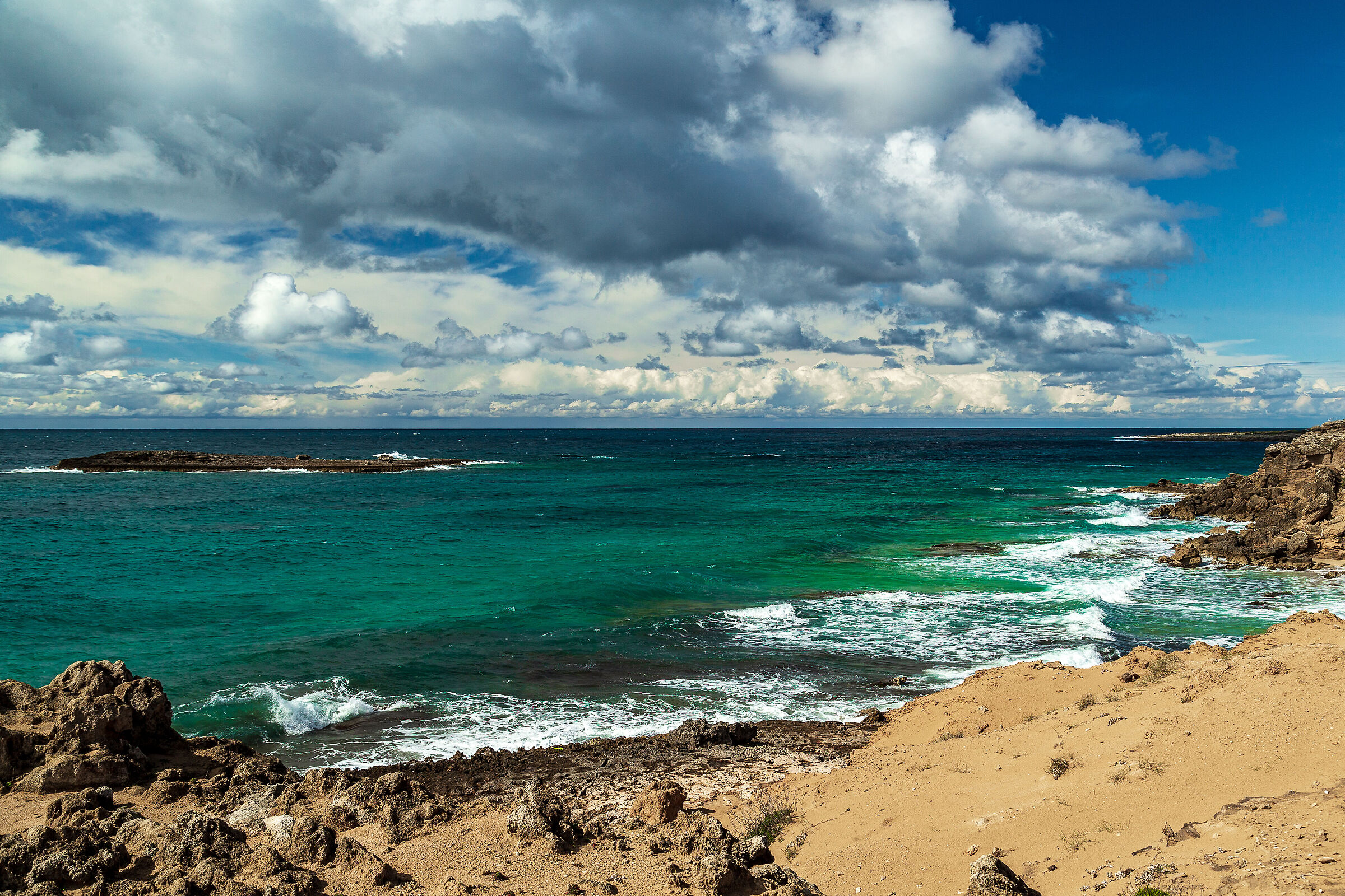 Con la tramontana lo Ionio diventa color smeraldo.