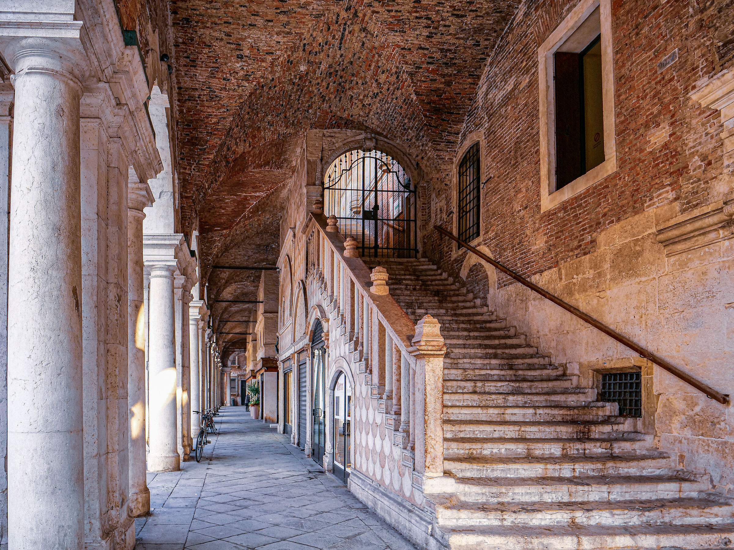 Porticato e scala Basilica Palladiana