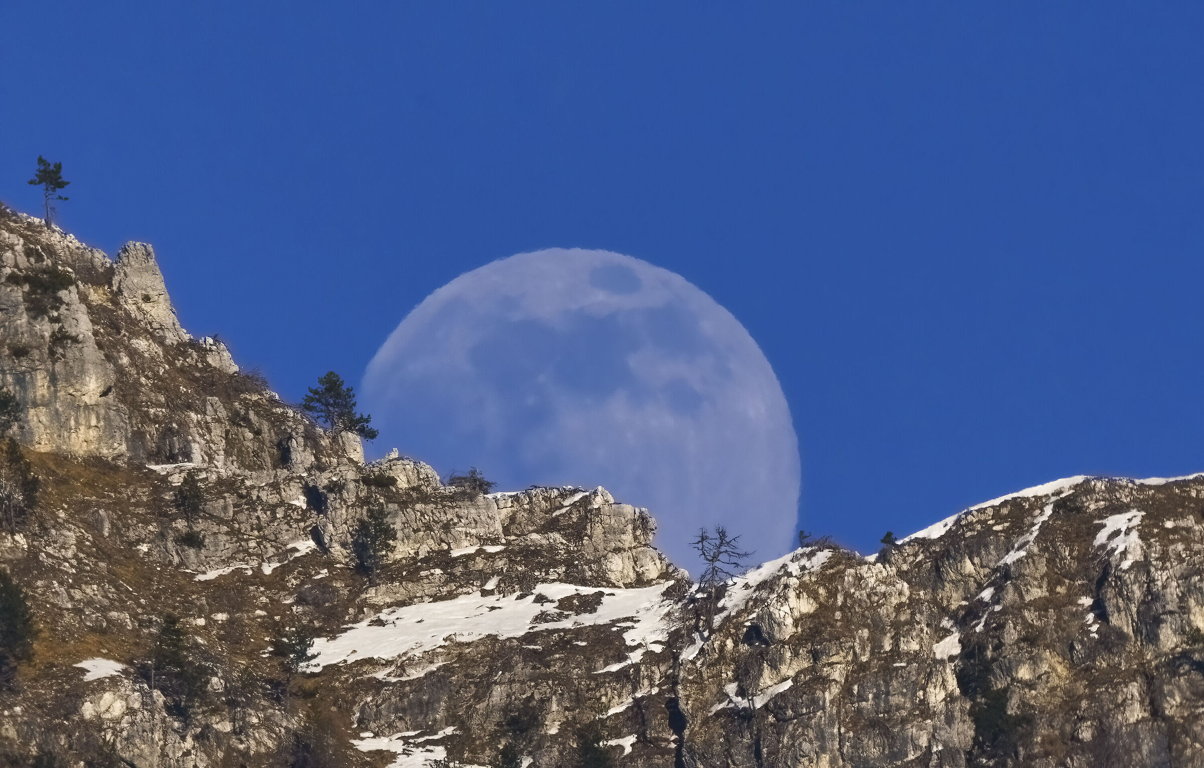 Rises the daily moon