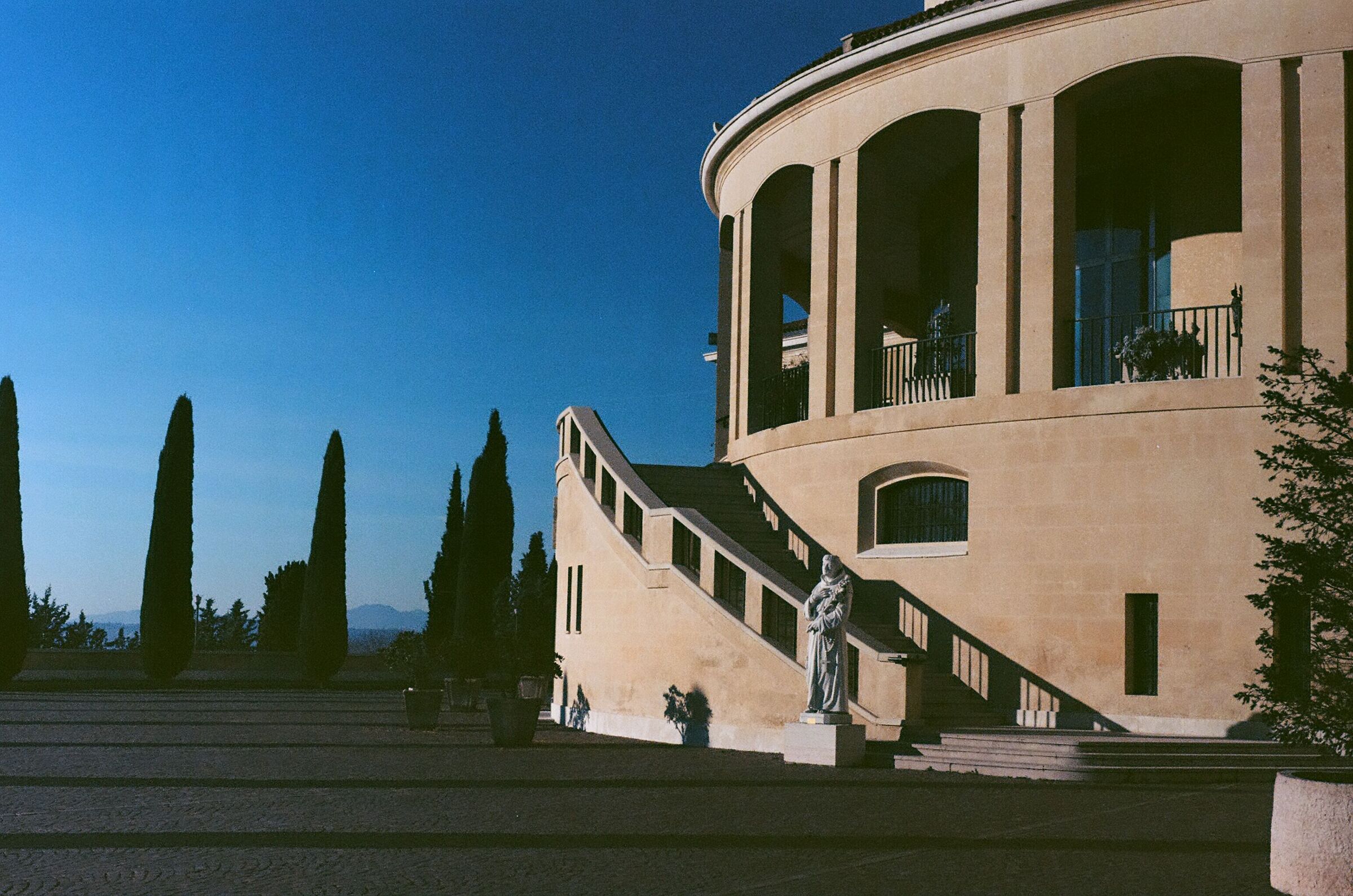 Surrealismo di mezzogiorno