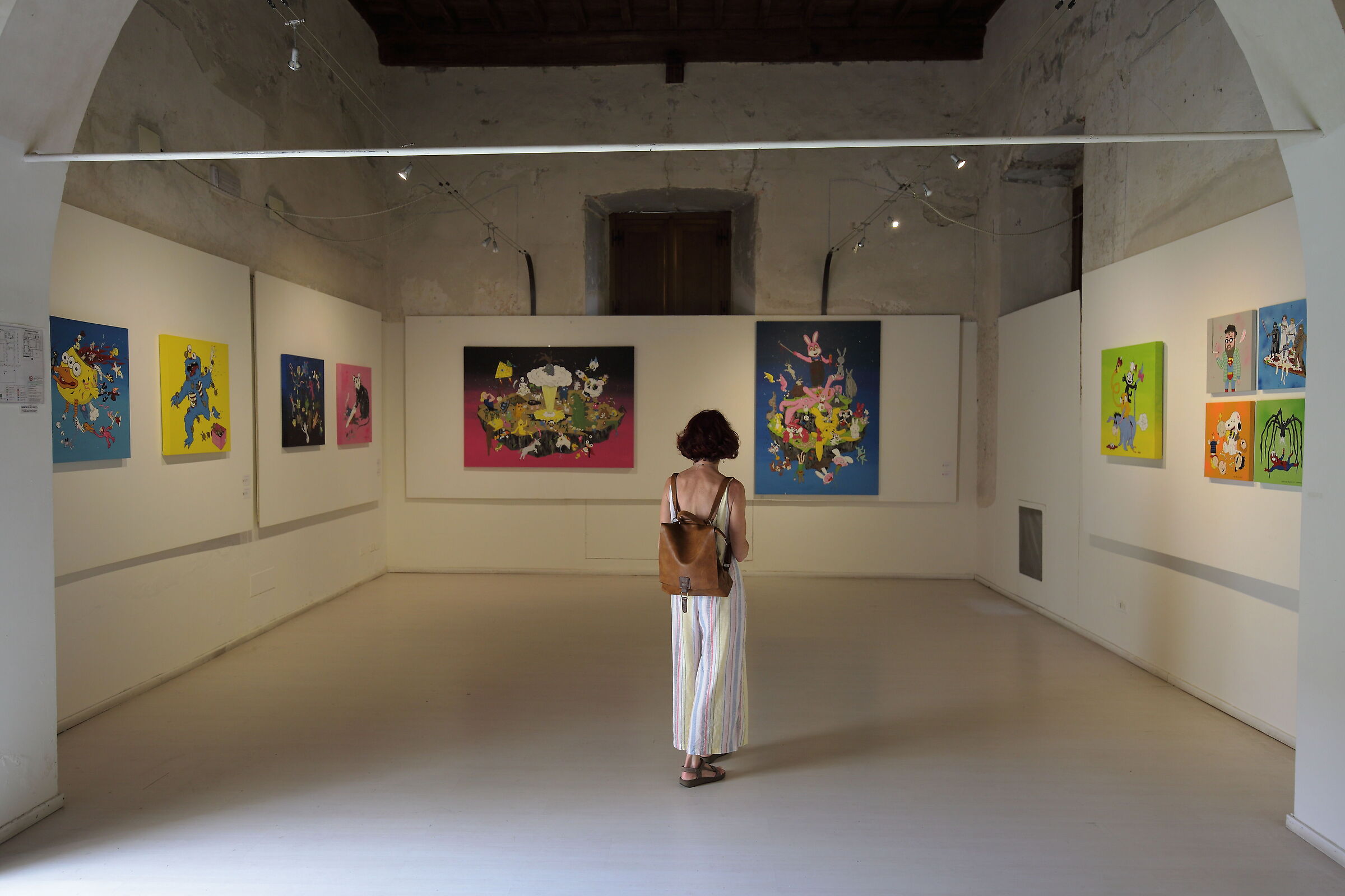 Enter, observe, exit, contemporary art.