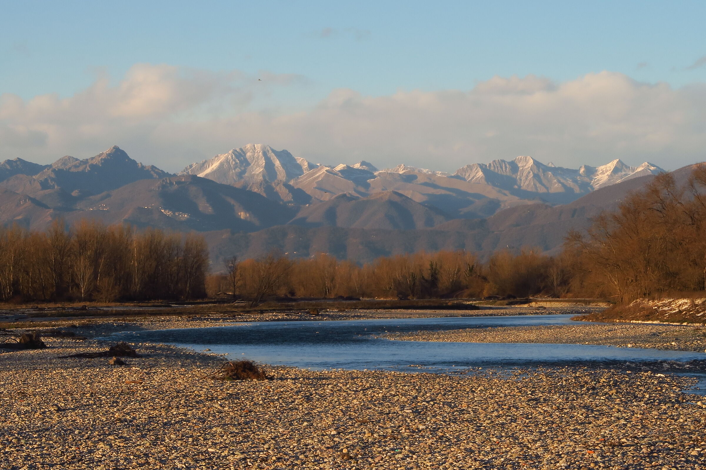 Sguardo sui monti dal fiume Serio (bg)