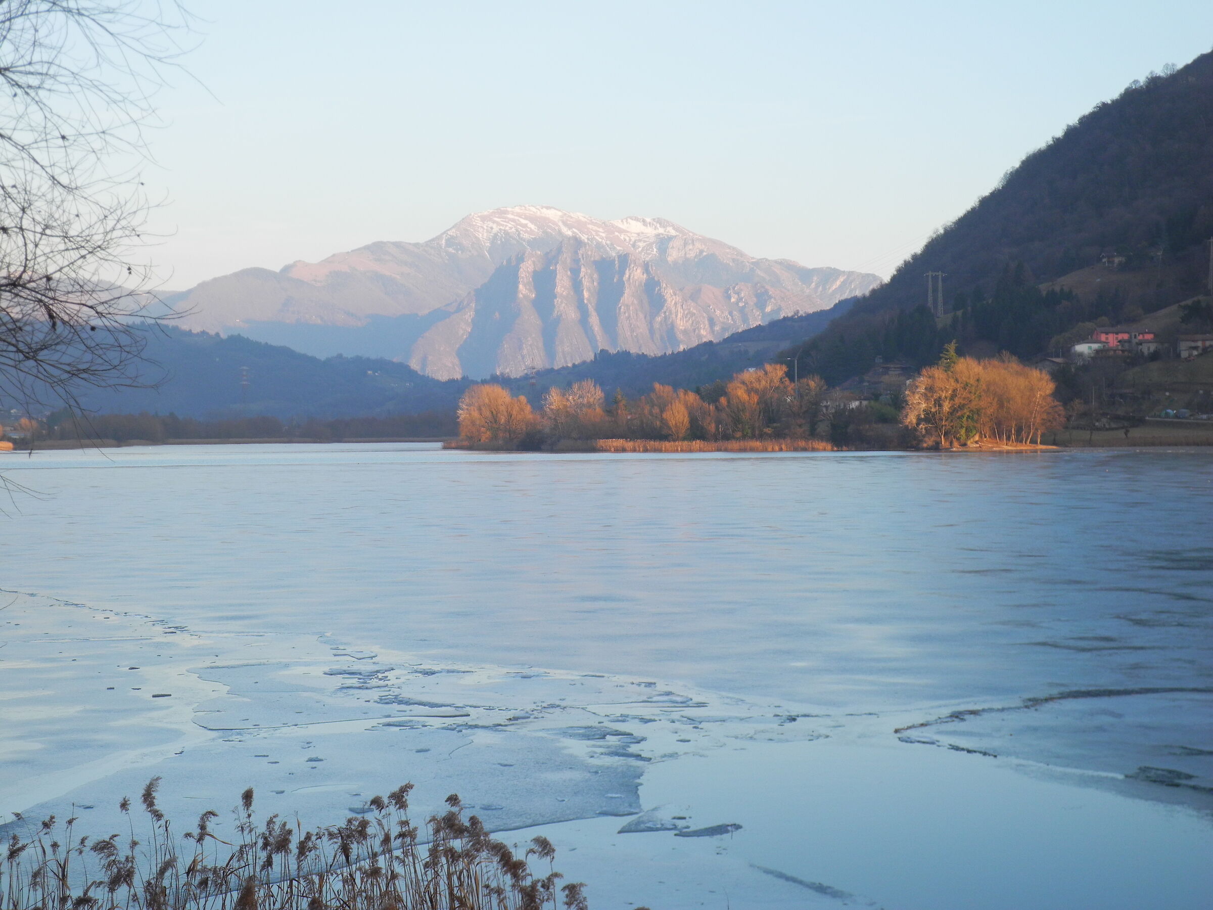 Ghiaccio sul lago di Endine (bg)