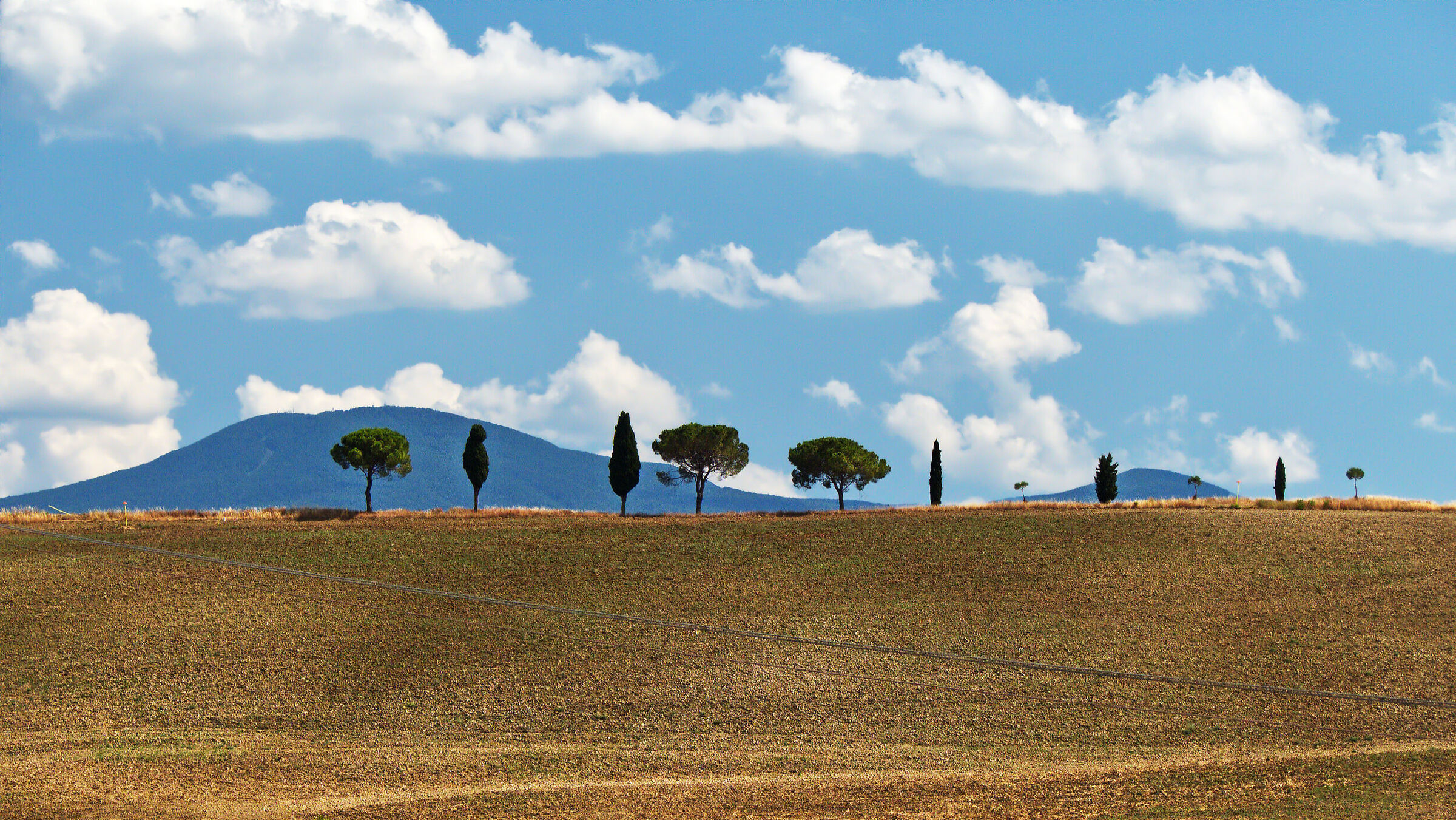 Paesaggio magrittiano, val d'orcia