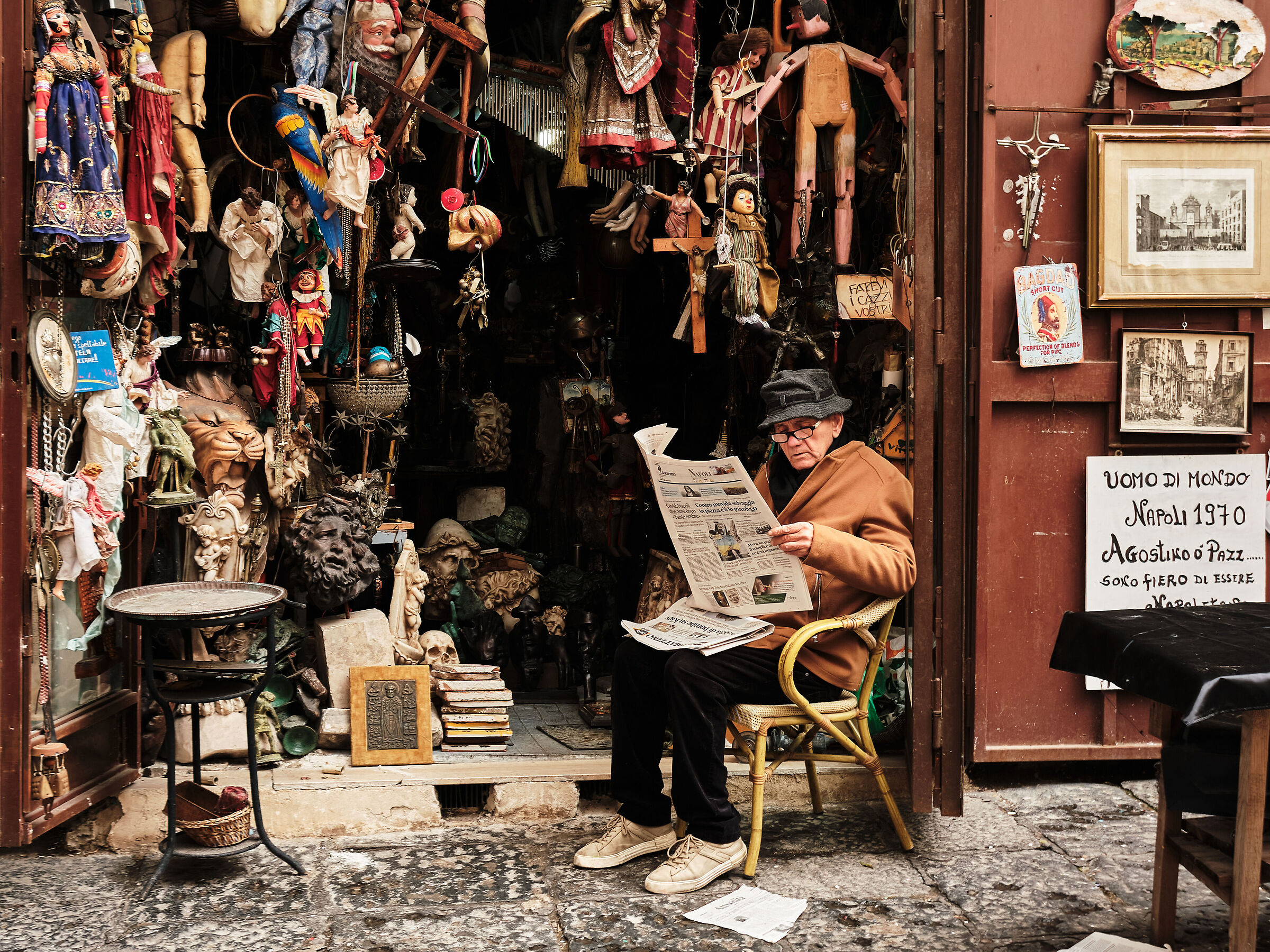 Agostino 'o Pazz reads the newspaper