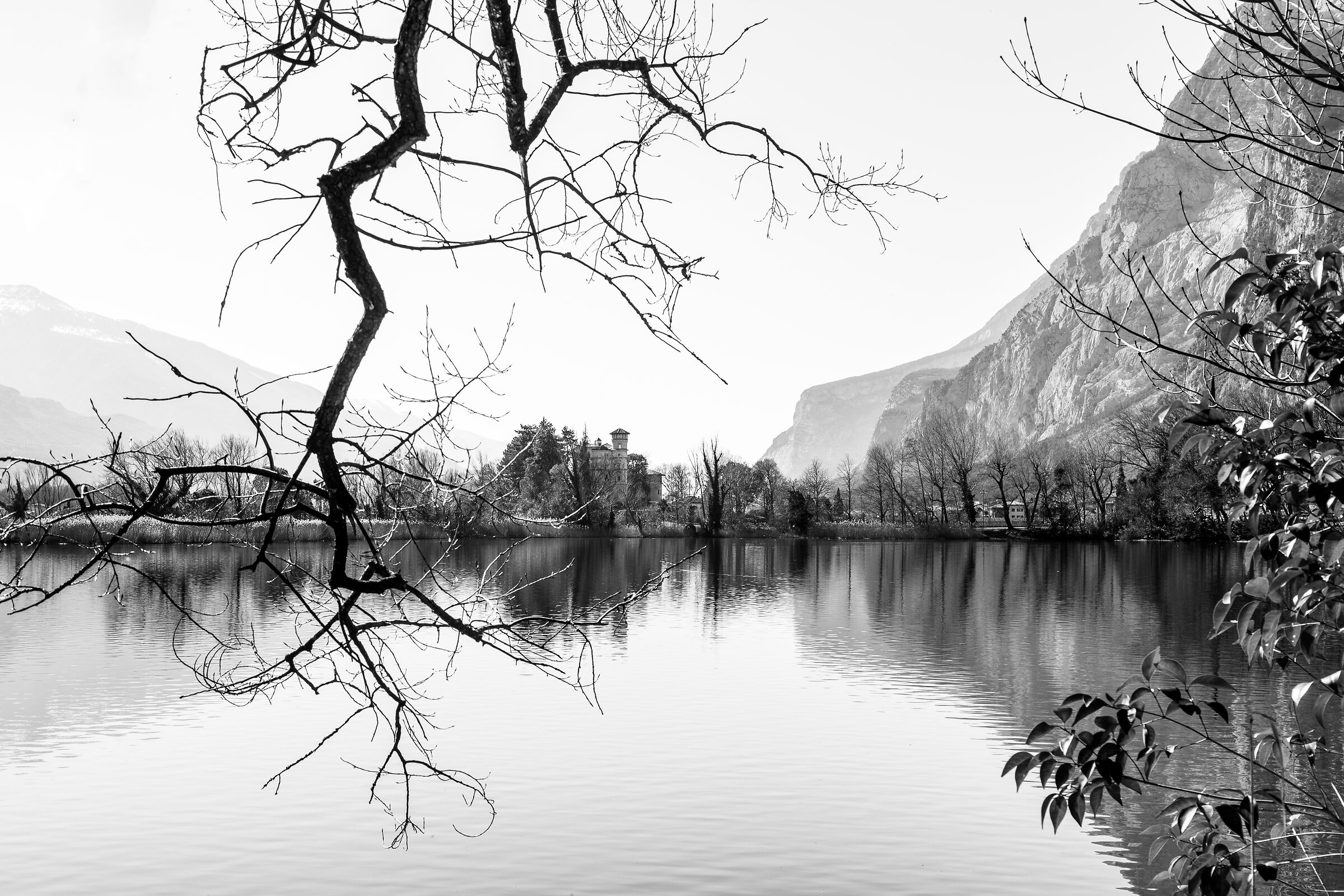 Il maso dall'altra sponda del lago di Toblino.
