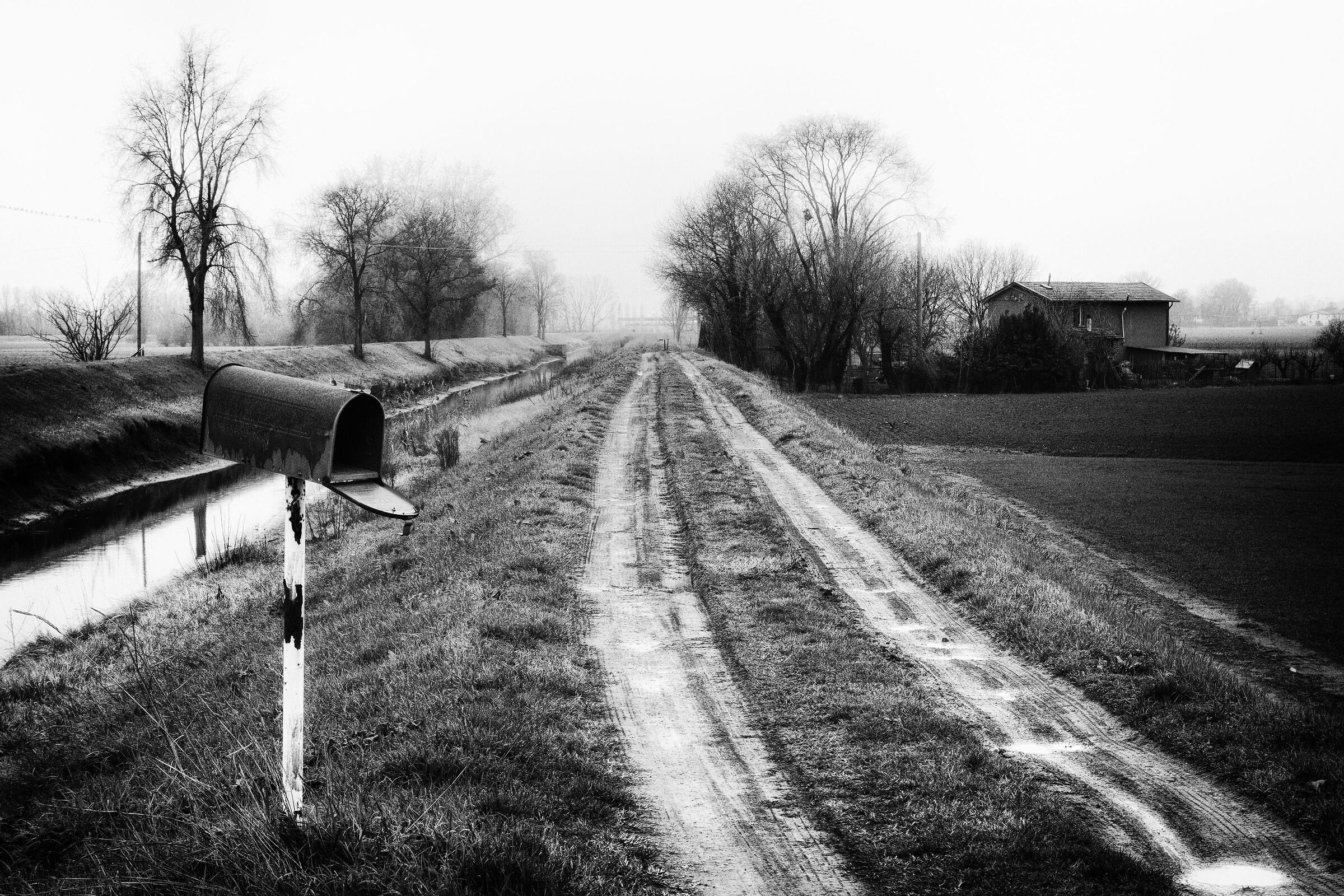 Strada con buca delle lettere