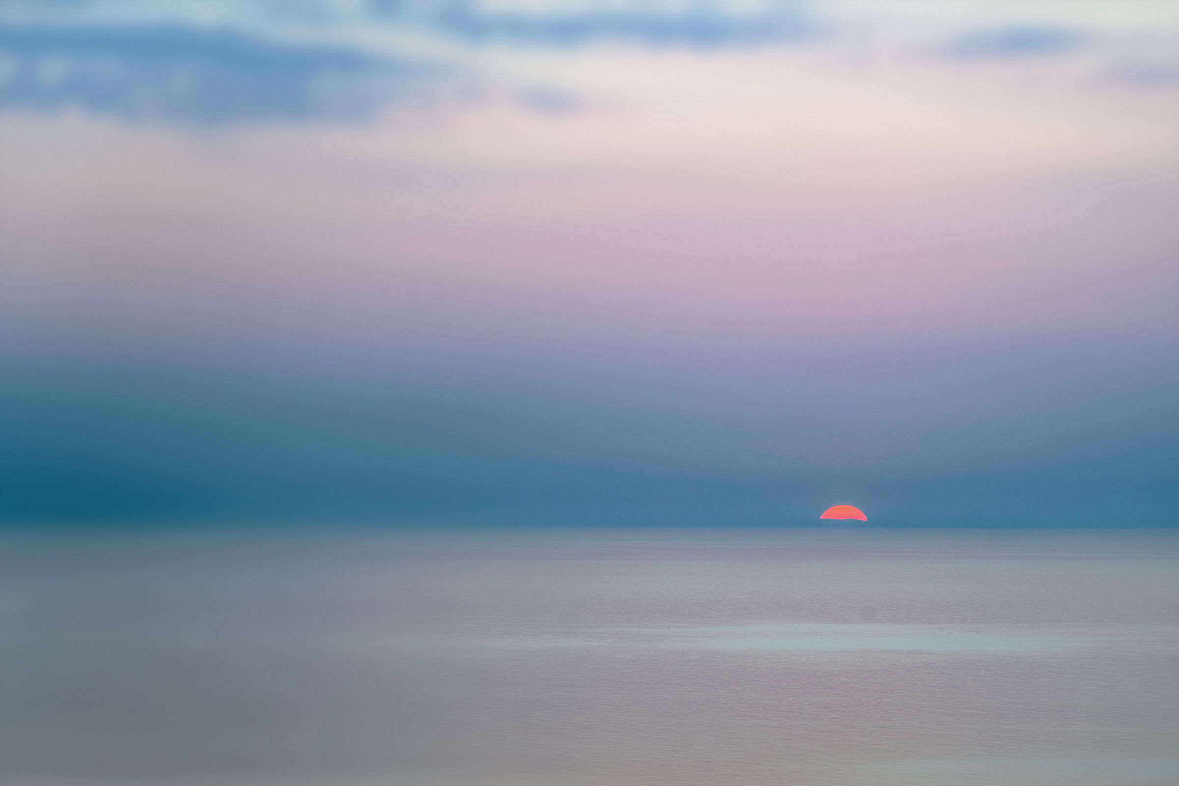 All'alba, l'evanescenza dei colori di cielo e mare  ...