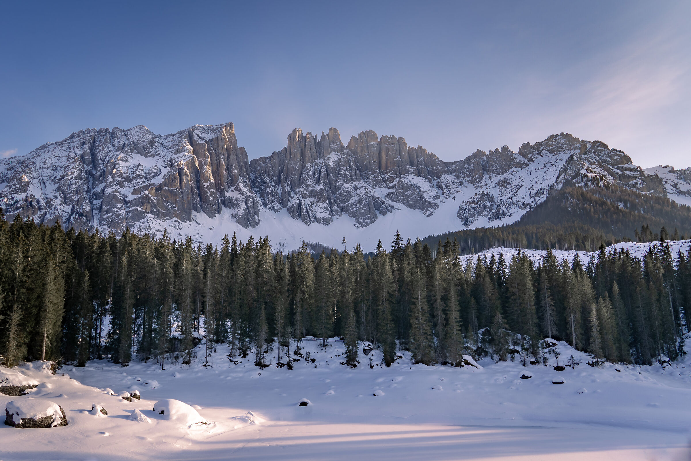 Lago di Carezza innevato