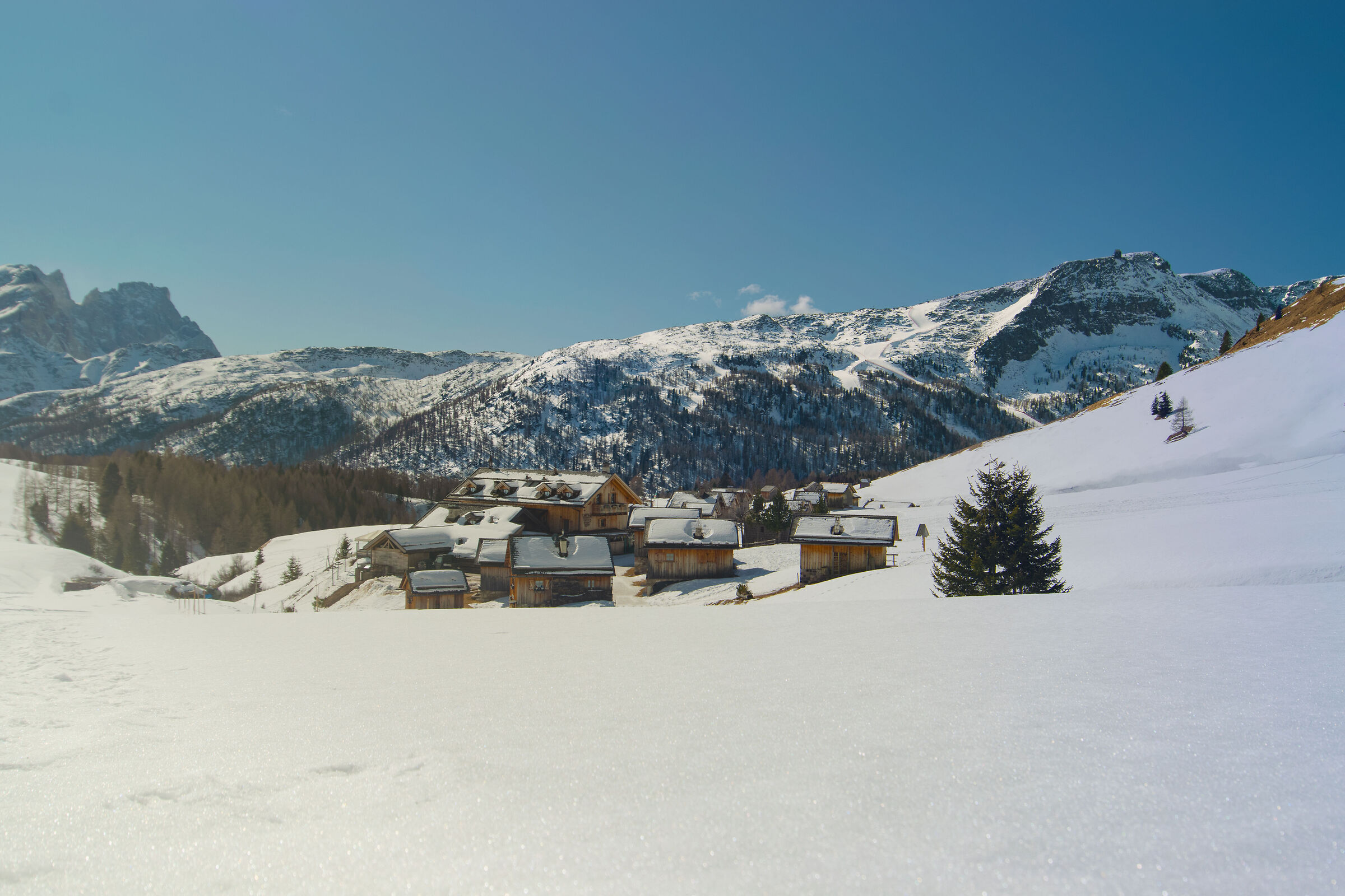 il rifugio immerso nella neve