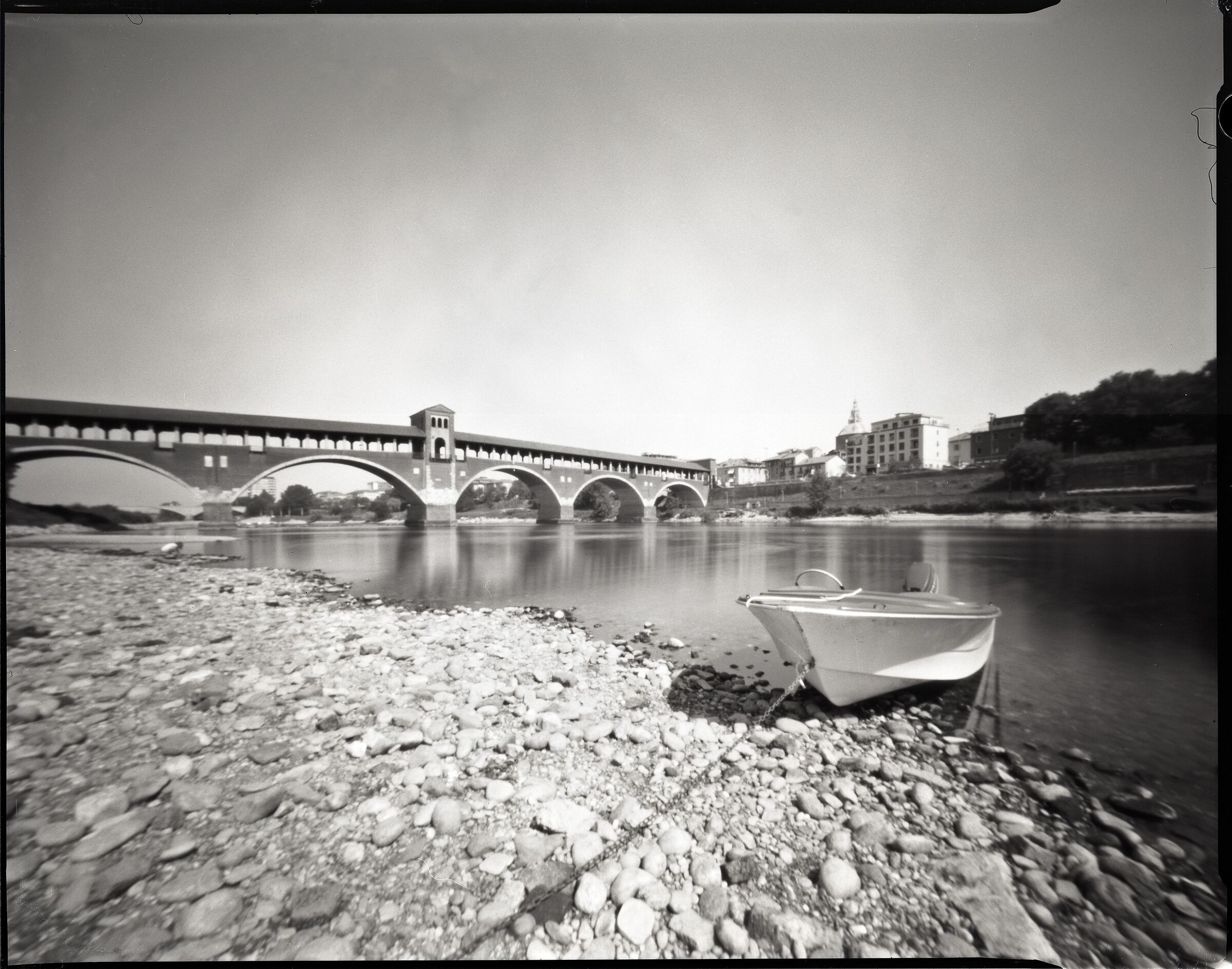 Pavia - Il ponte coperto visto da Borgo Ticino -