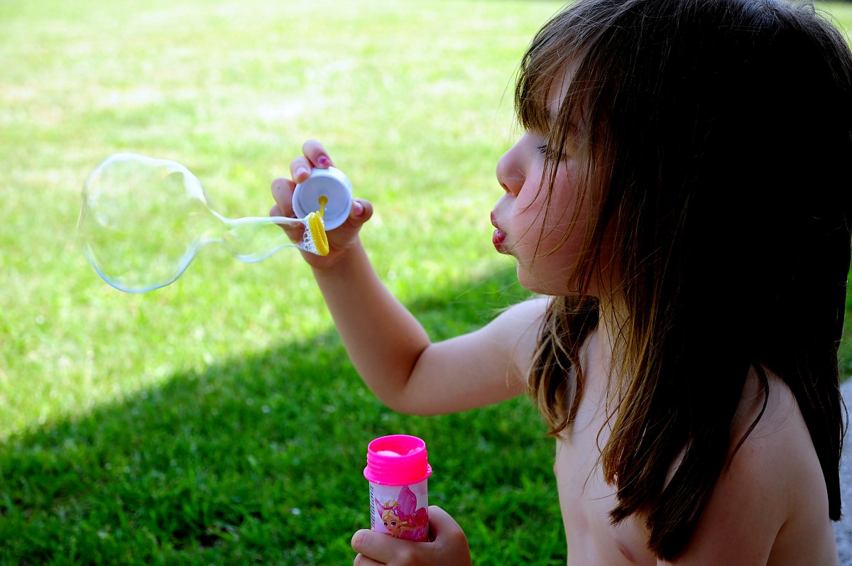 Sara and soap bubbles
