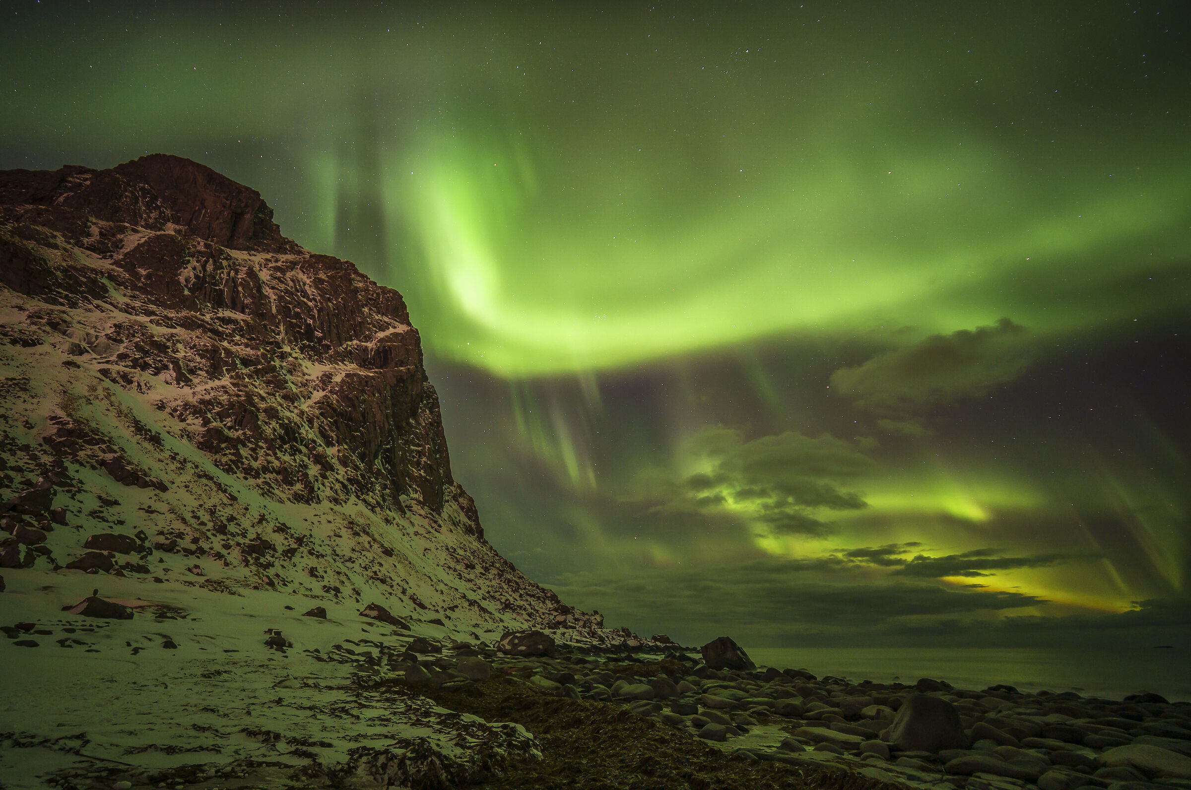 La danza dell'aurora boreale su Uttakleiv beach