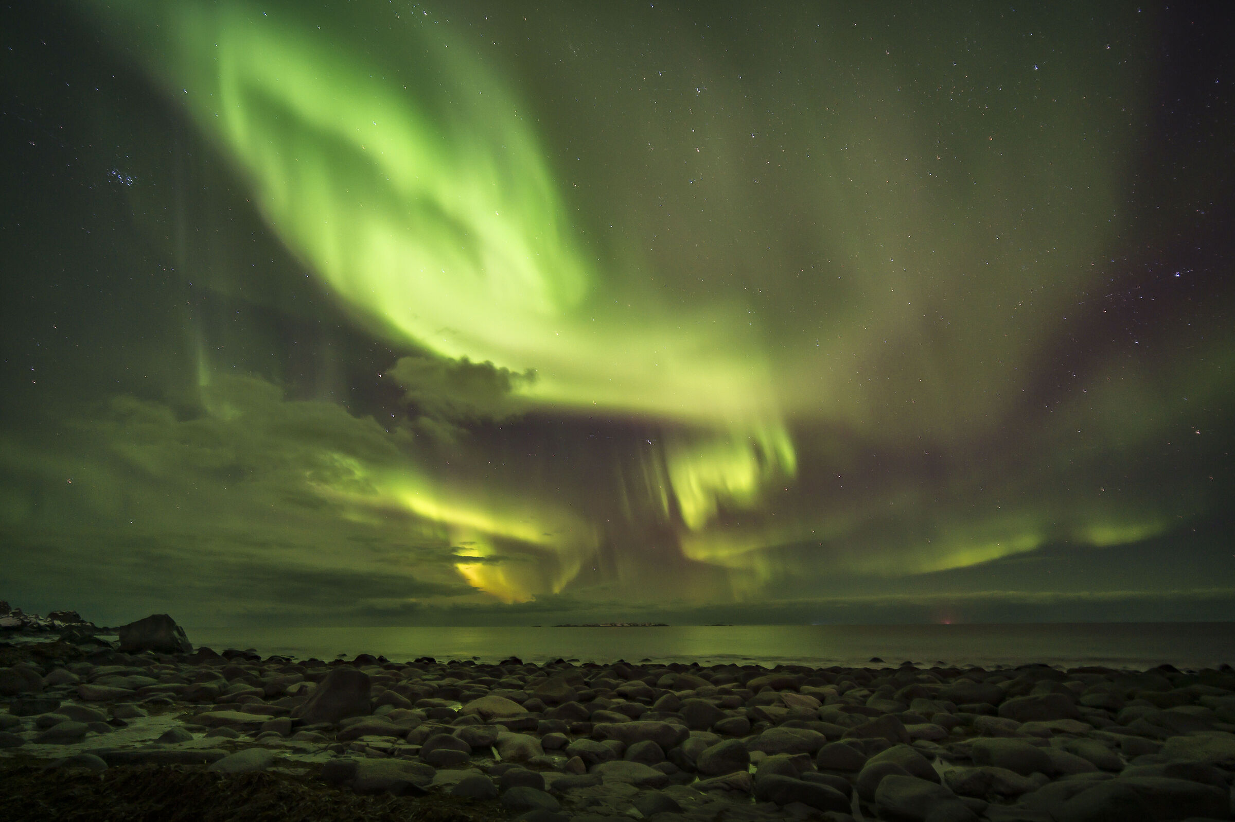 Aurora boreale sulla scogliera di Uttakleiv beach