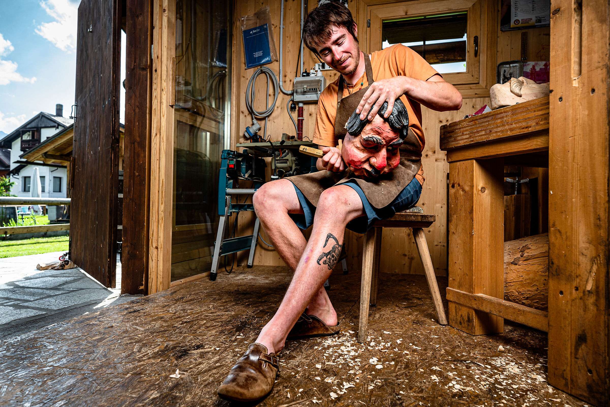 " The Young Sculptor and the Masks of Sappada "