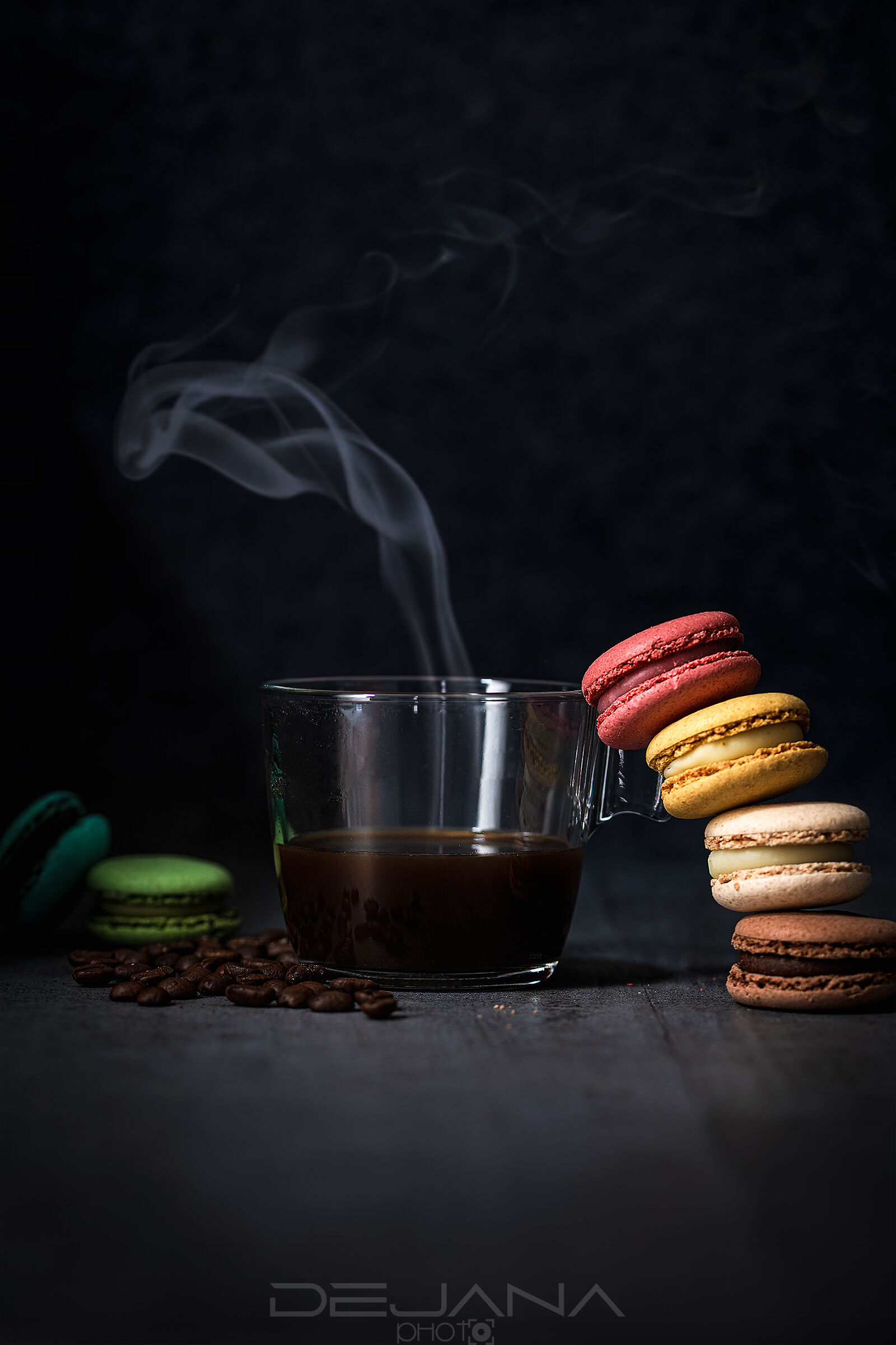 It's time for a good coffe and some colorful macarons..