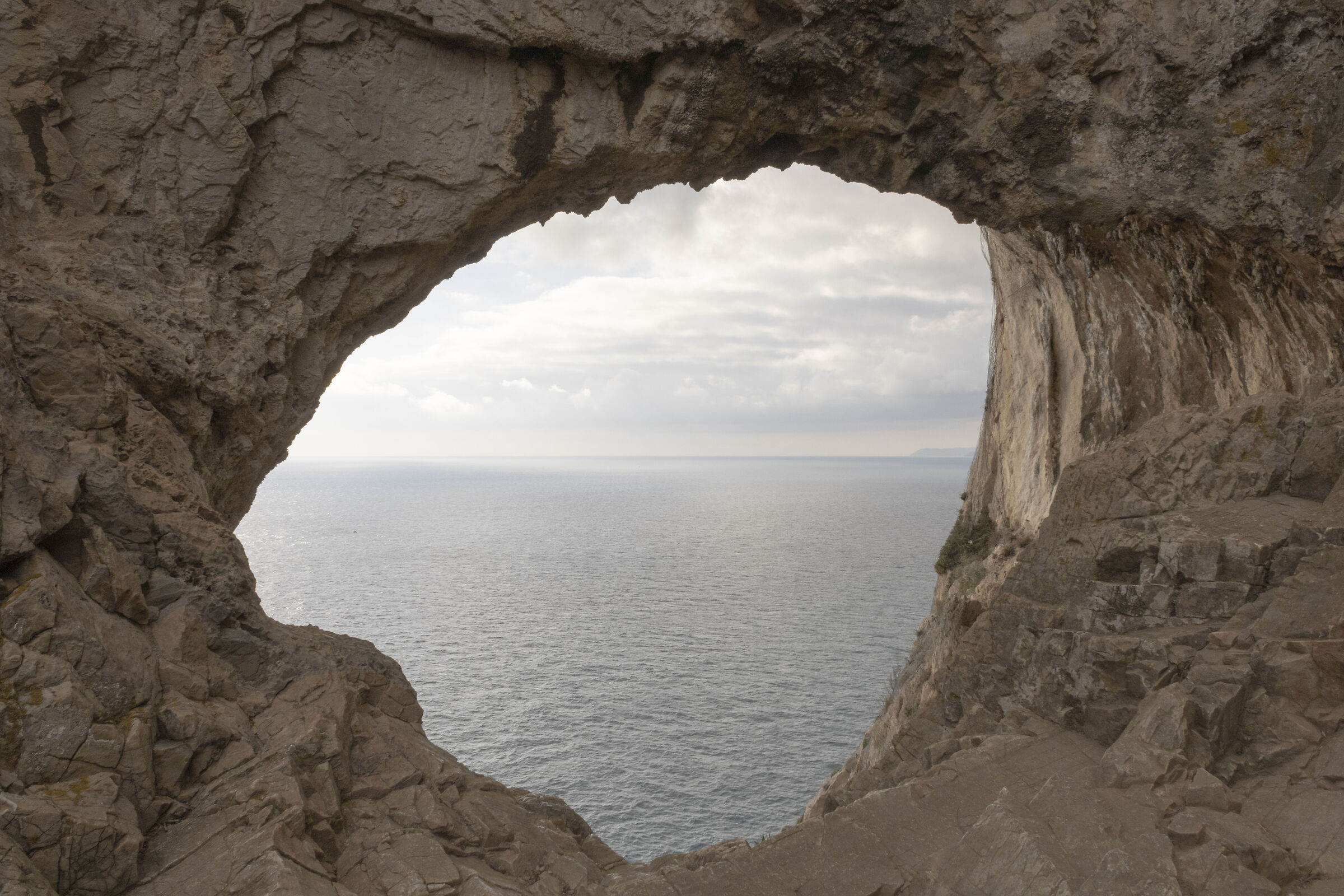 Cave of the Counterfeiters, Noli