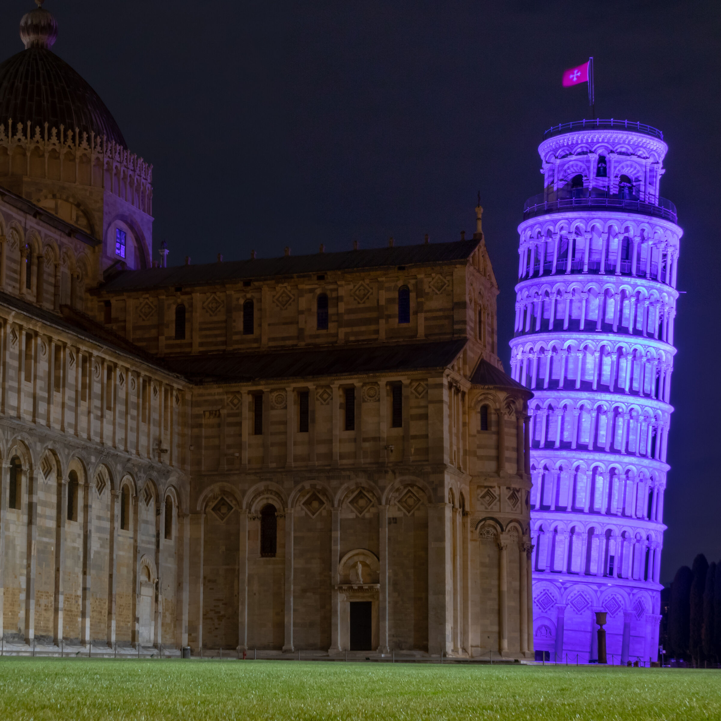 Torre di Pisa illuminata lilla