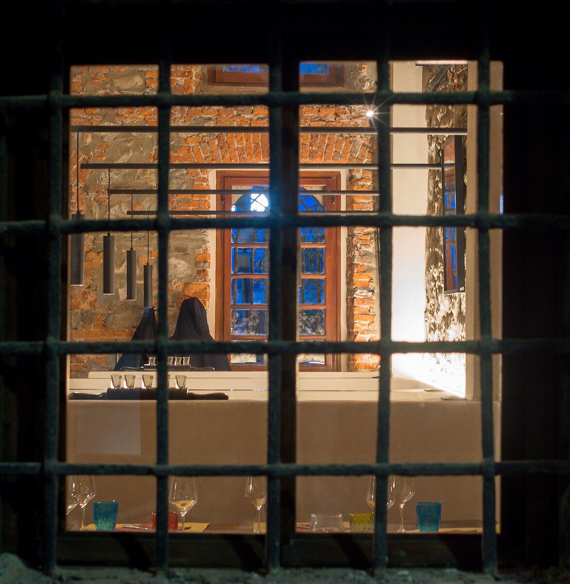 Le finestre e lo specchio (arancio e ora blu)