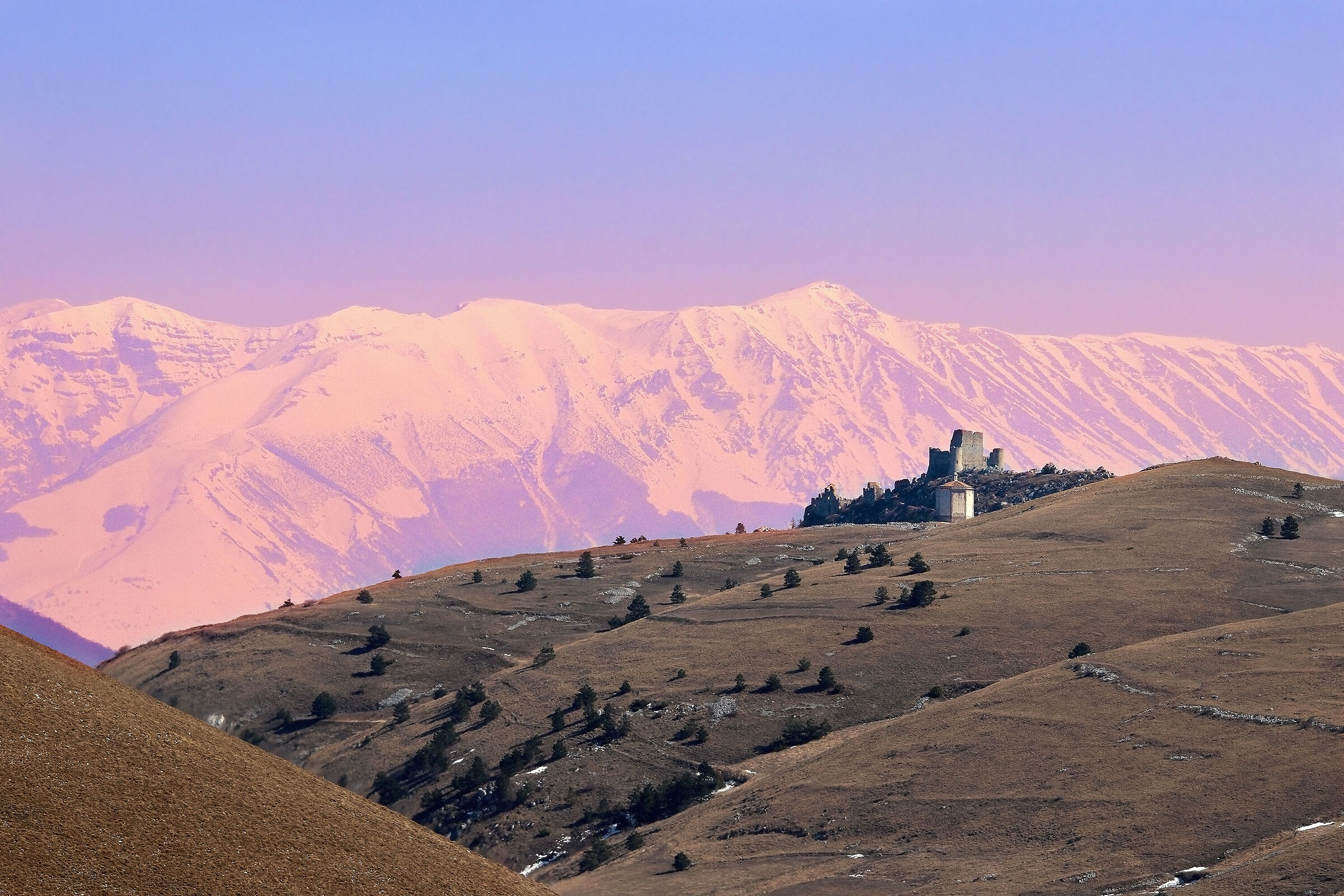 La Majella, la Rocca e la Chiesa.