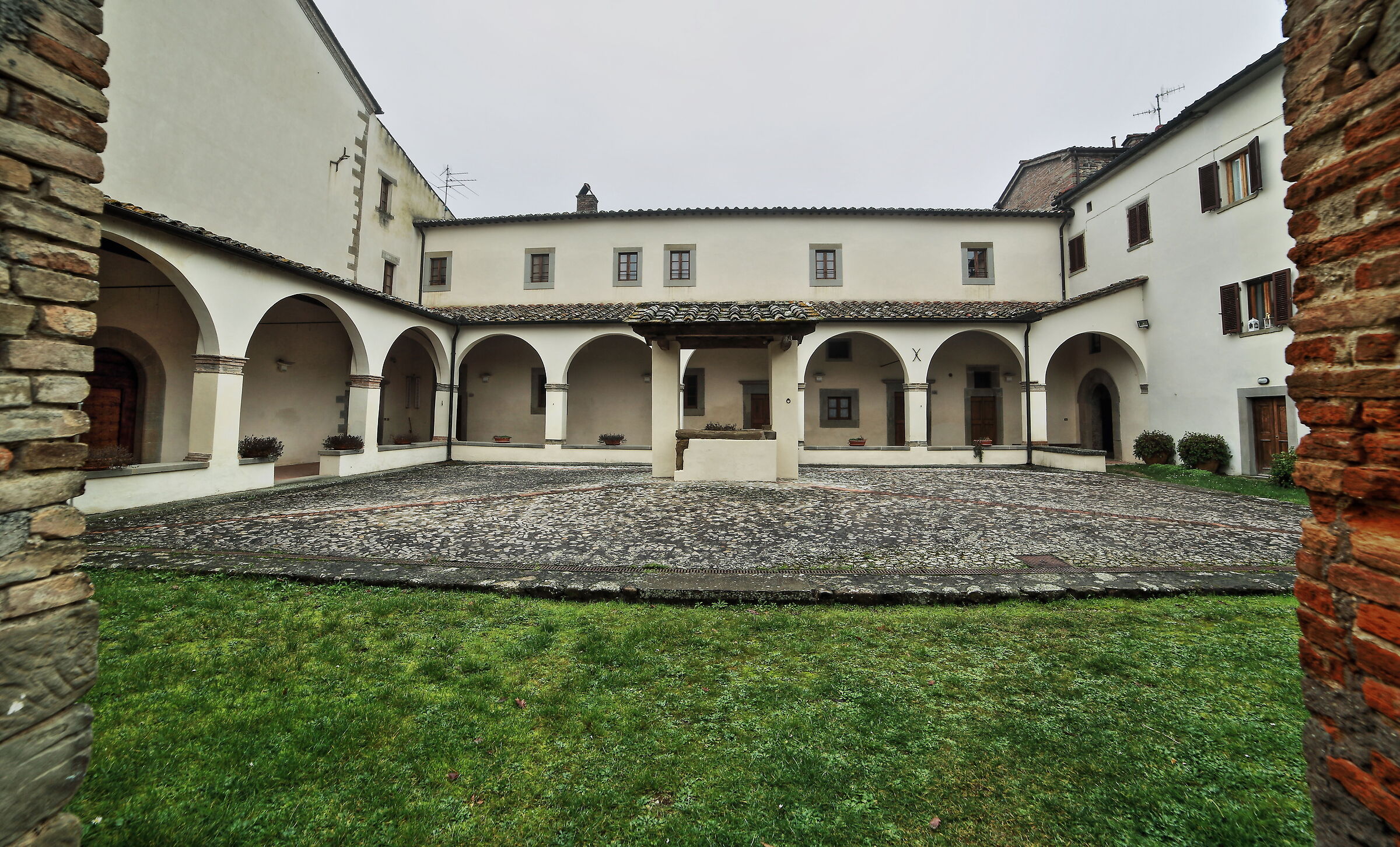 Oltre il muro il chiostro