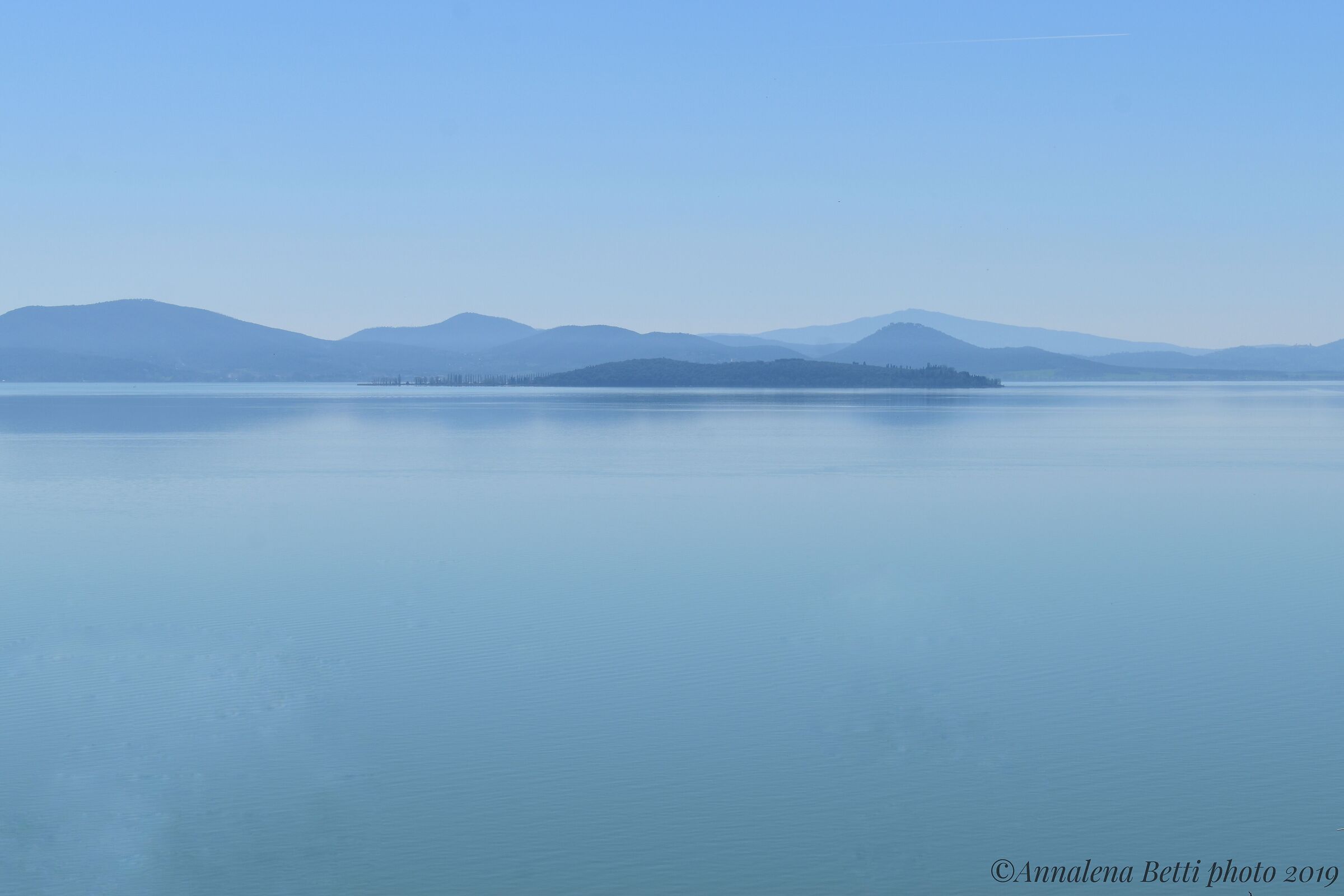 Strong backlight on Lake Trasimeno