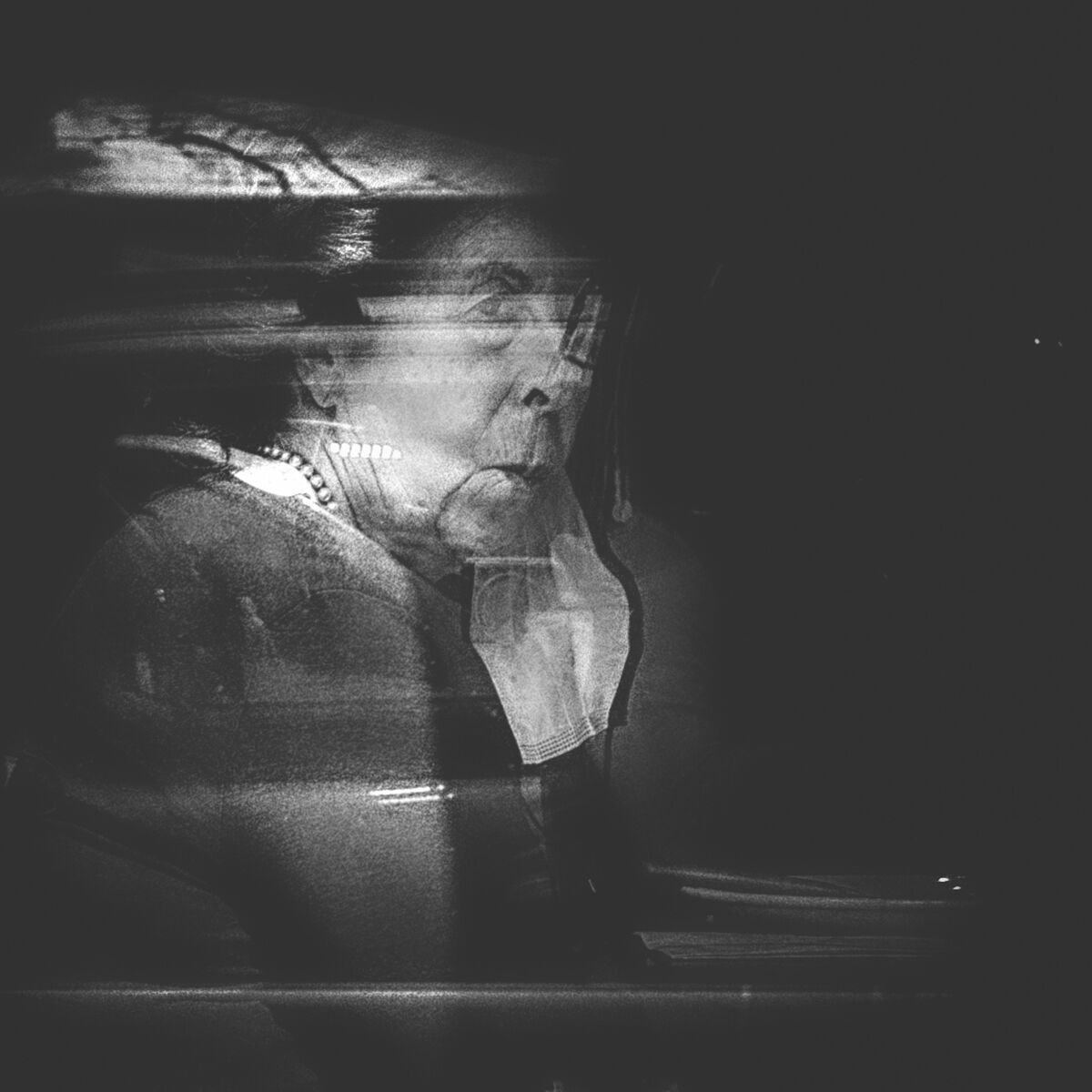 Signora con le perle. Milano, Marzo 2022.