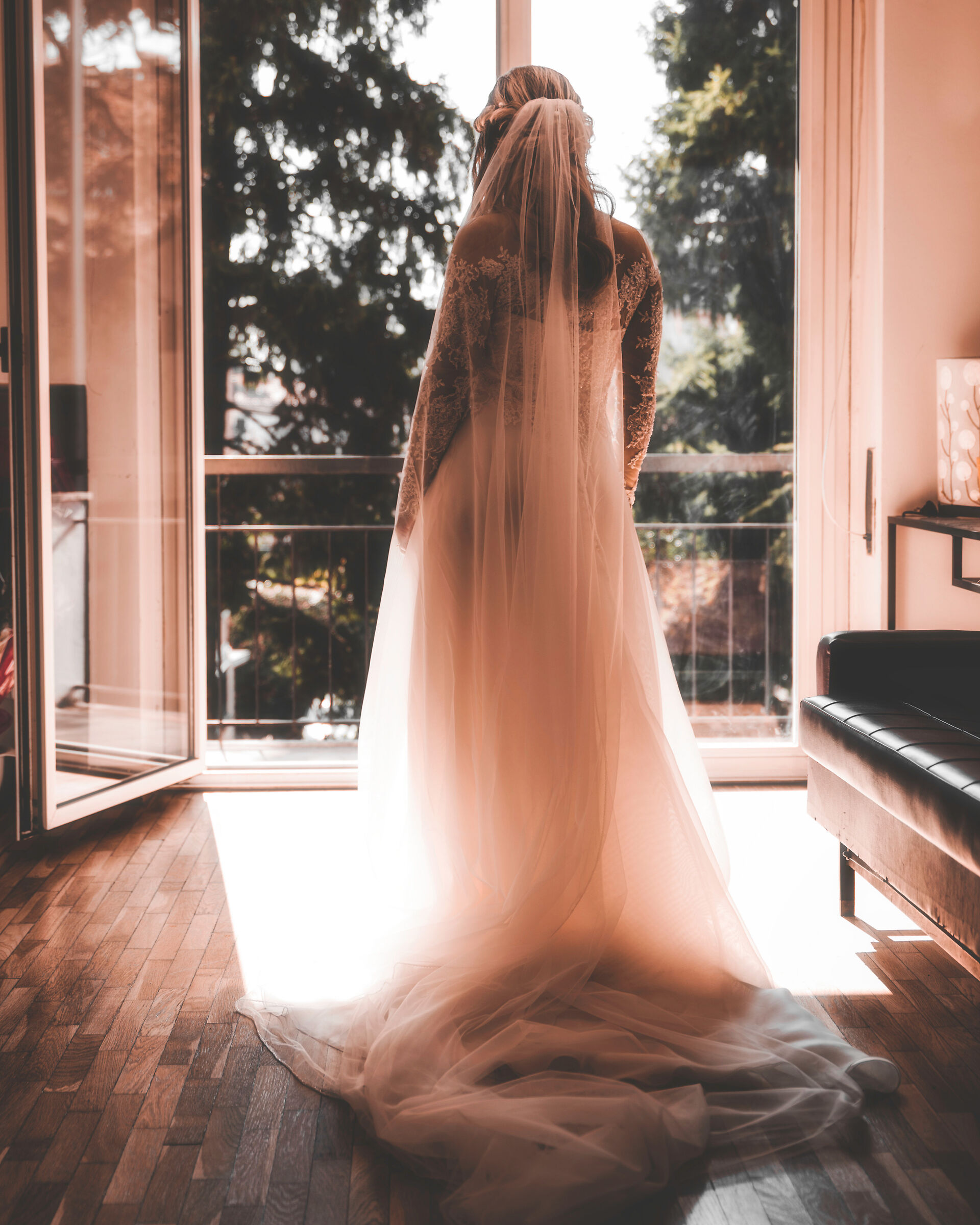 La Sposa in posa dalla luce pervasa …