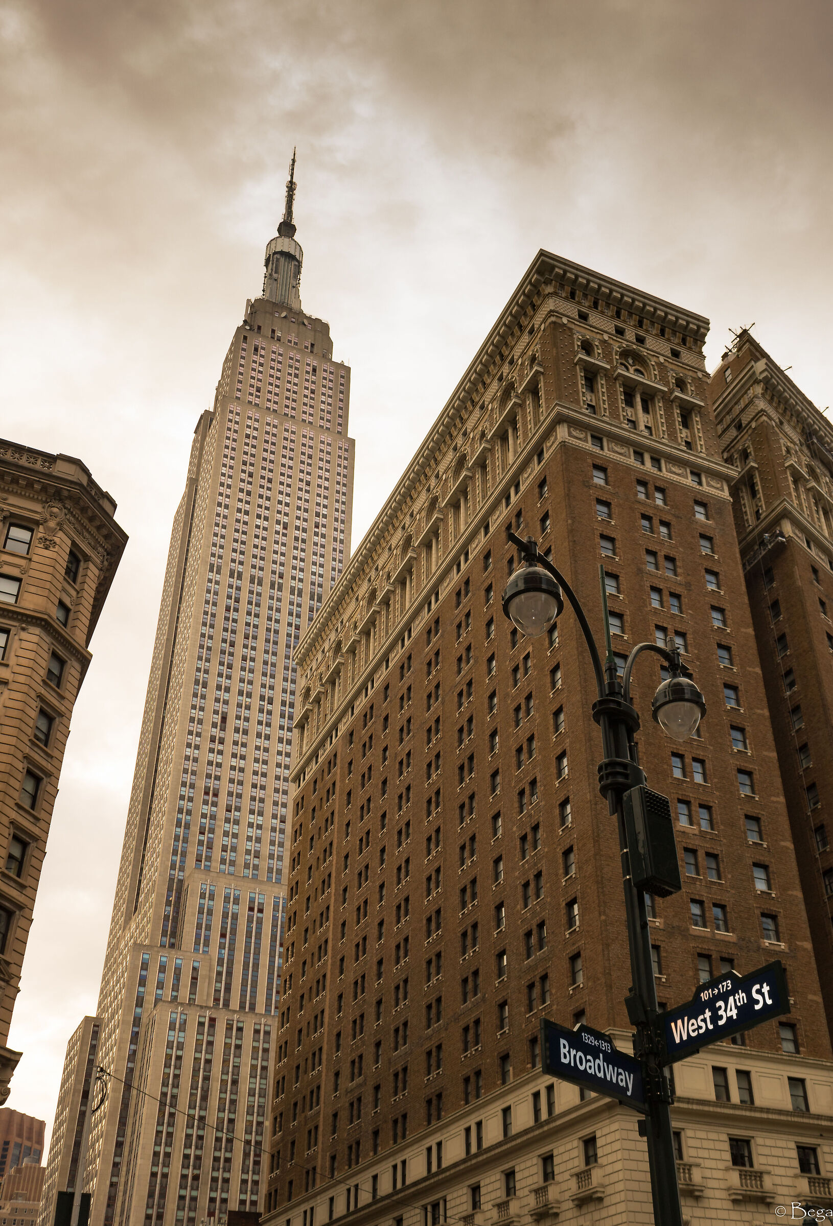 Important intersection at the foot of a historic buildi