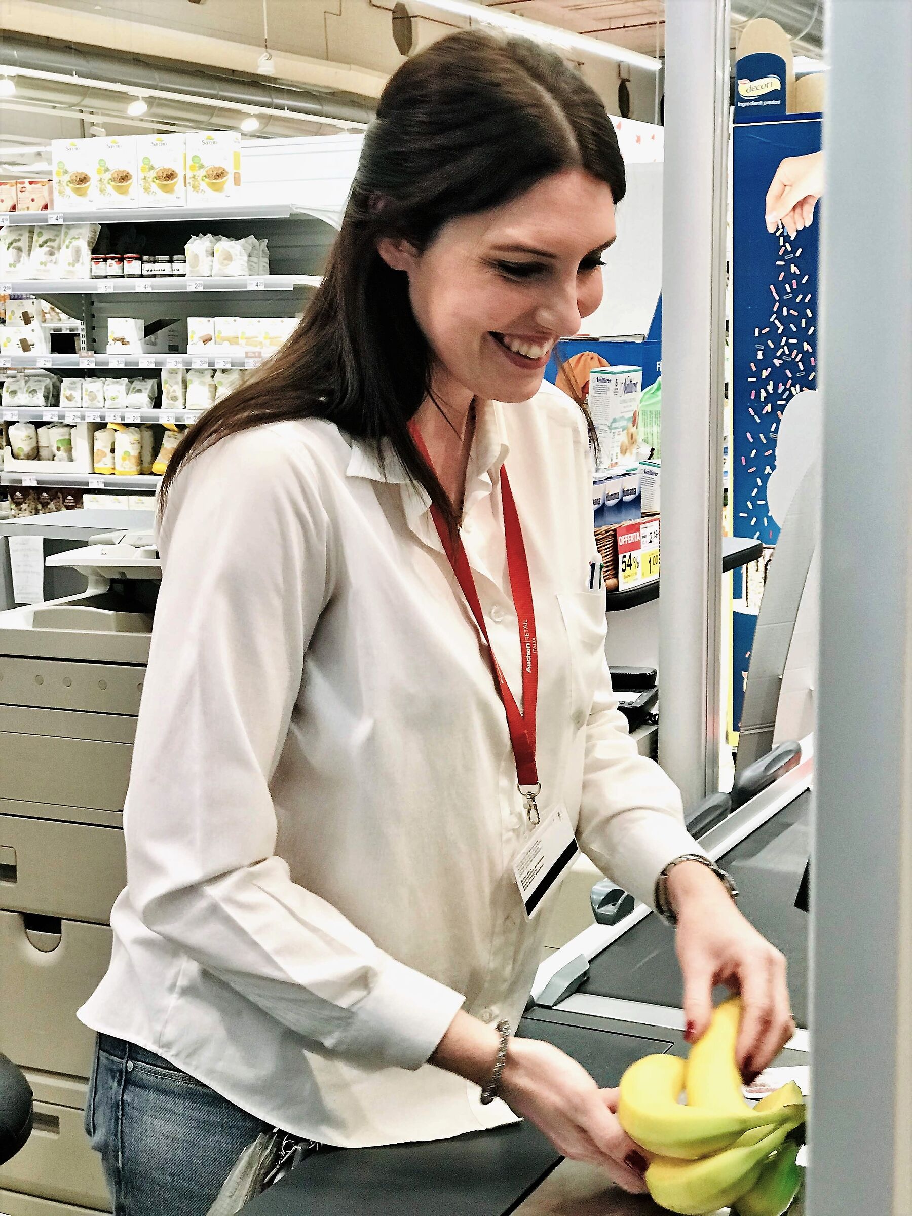 La bellissima commessa, imbarazzata dal fotografo!