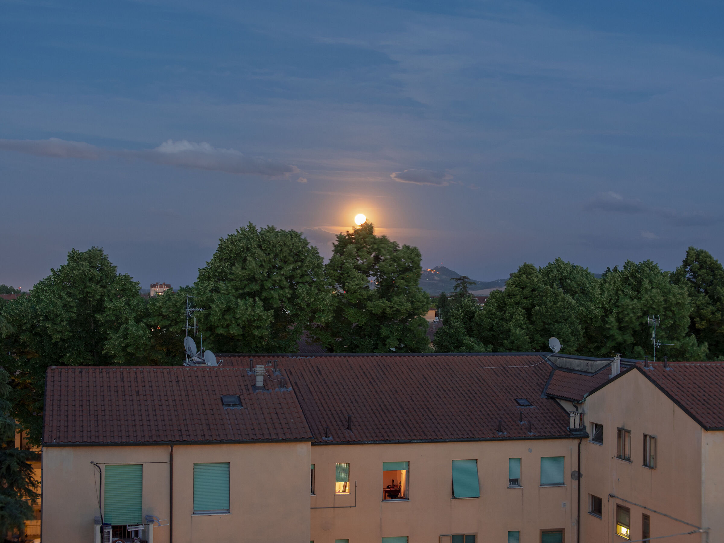 Caseggiato e luna