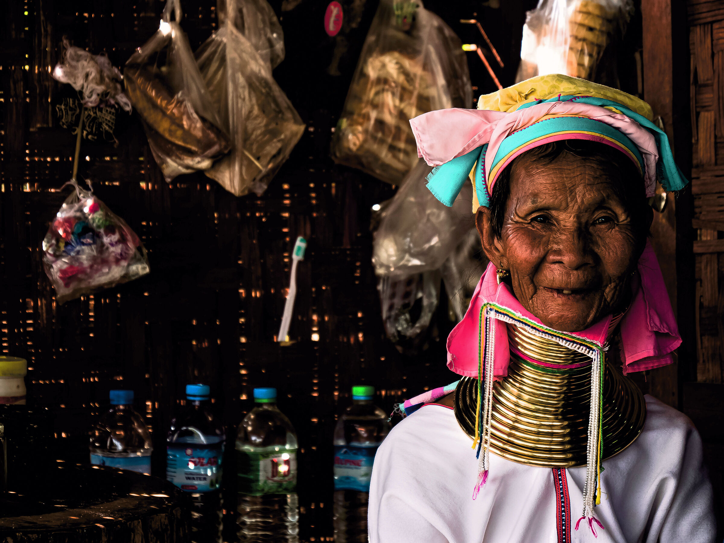 Myanmar-Bagan: La signora degli anelli