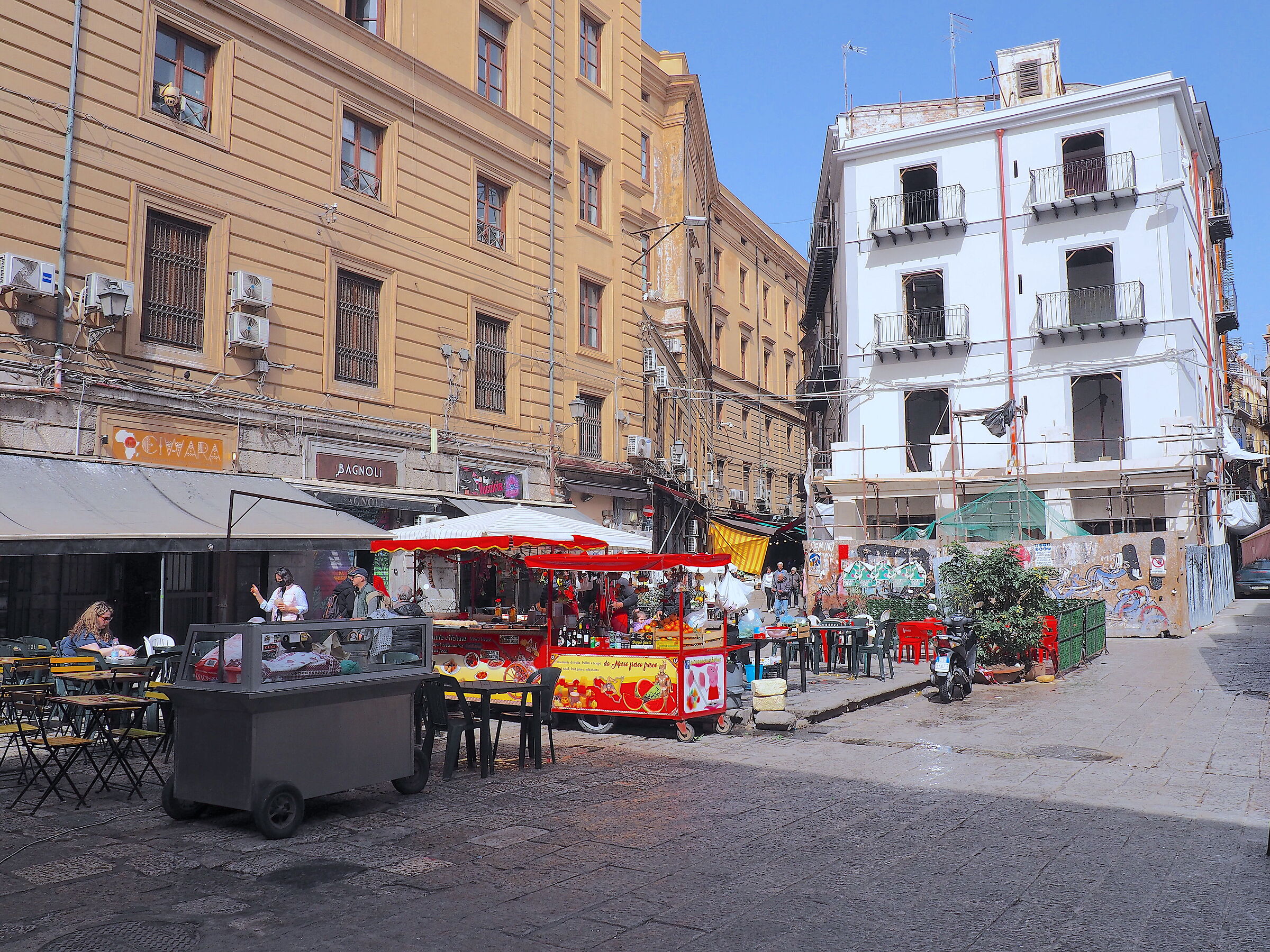 PIAZZA CARACCIOLO - LA VUCCIRIA