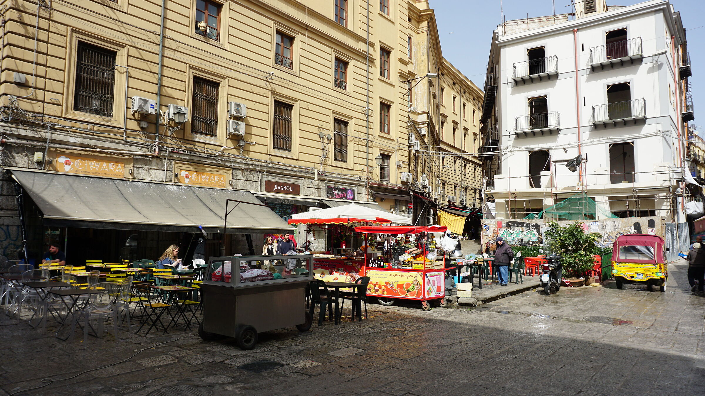 PIAZZA CARACCIOLO - LA VUCCIRIA